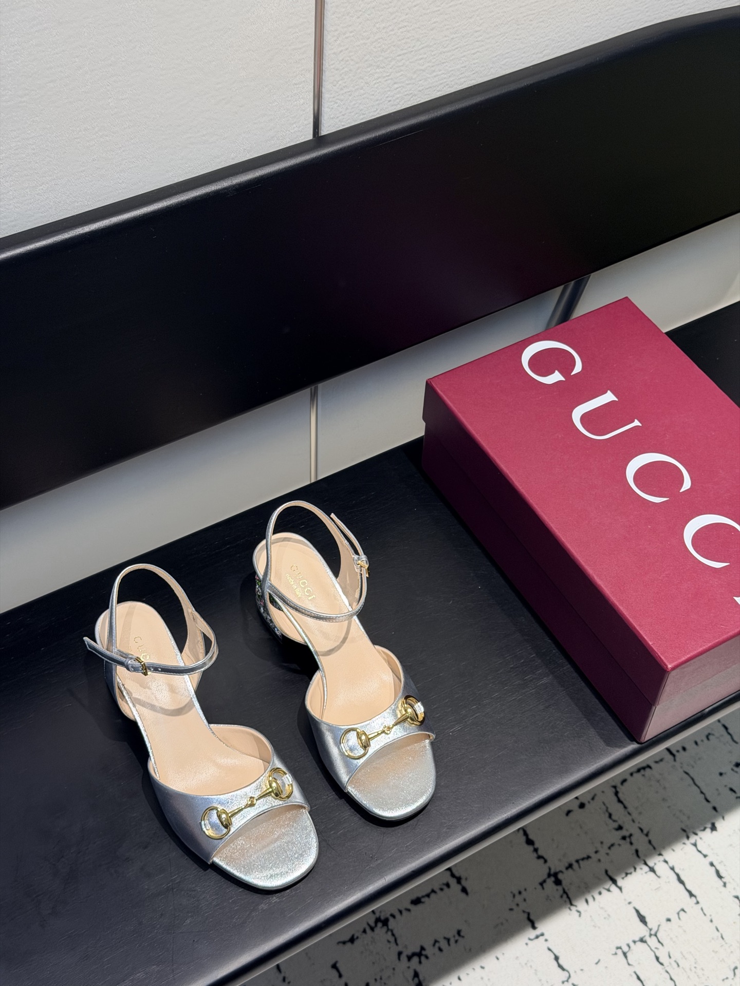 NO:748039,2026 spring and summer new G family GUcc colorful crystal diamond heel horsebit slingback shallow back lace-up sandals thick high heel Mary Jane single shoe sandals Top version, welcome to compare. Original 1:1 replica. Please look for our authenticity guarantee. Upper imported high-grade metal leather, lining/foot pads full-grain high-grade lambskin, sole Italian top genuine leather sole, heel height 5.5cm, colorful diamond thick high heels, matching size 35-42 (41/40)  42 (Customized, non-returnable) Packaging Original full set of anchor red packaging Gucci's pumps are made of imported wax leather, with ingenuity and classic horse quilted buckle accessories. Colored diamond high-heeled round toes and adjustable ankle buckle designs complement each other. Interpretation of college style, sandals, gucci, gucci, sandals, mary jane, sheepskin198609092026春夏G家新款GUcc炫彩水晶钻石跟马衔扣露跟浅口后系带凉鞋粗高跟玛丽珍单鞋凉鞋 顶级版本、欢迎比对. 原版1:1复刻 注意请认准咱家正品保证 鞋面进口高档金属皮 内里/垫脚全粒纹高档小羊皮 鞋底意大利顶级真皮底 跟高5.5cm 彩钻粗高跟 配码35-42（41/40 42定做不退换） 包装原版全套安可拉红包装 Gucci这款浅口鞋甄选进口油腊皮打造,匠心融蕴经典马绗扣造型配件,彩钻高跟圆头和可调节脚踝搭扣设计相得益彰,演译学院风格,凉鞋,gucci,gucci,sandals,mary jane,sheepskin,Women's Shoes