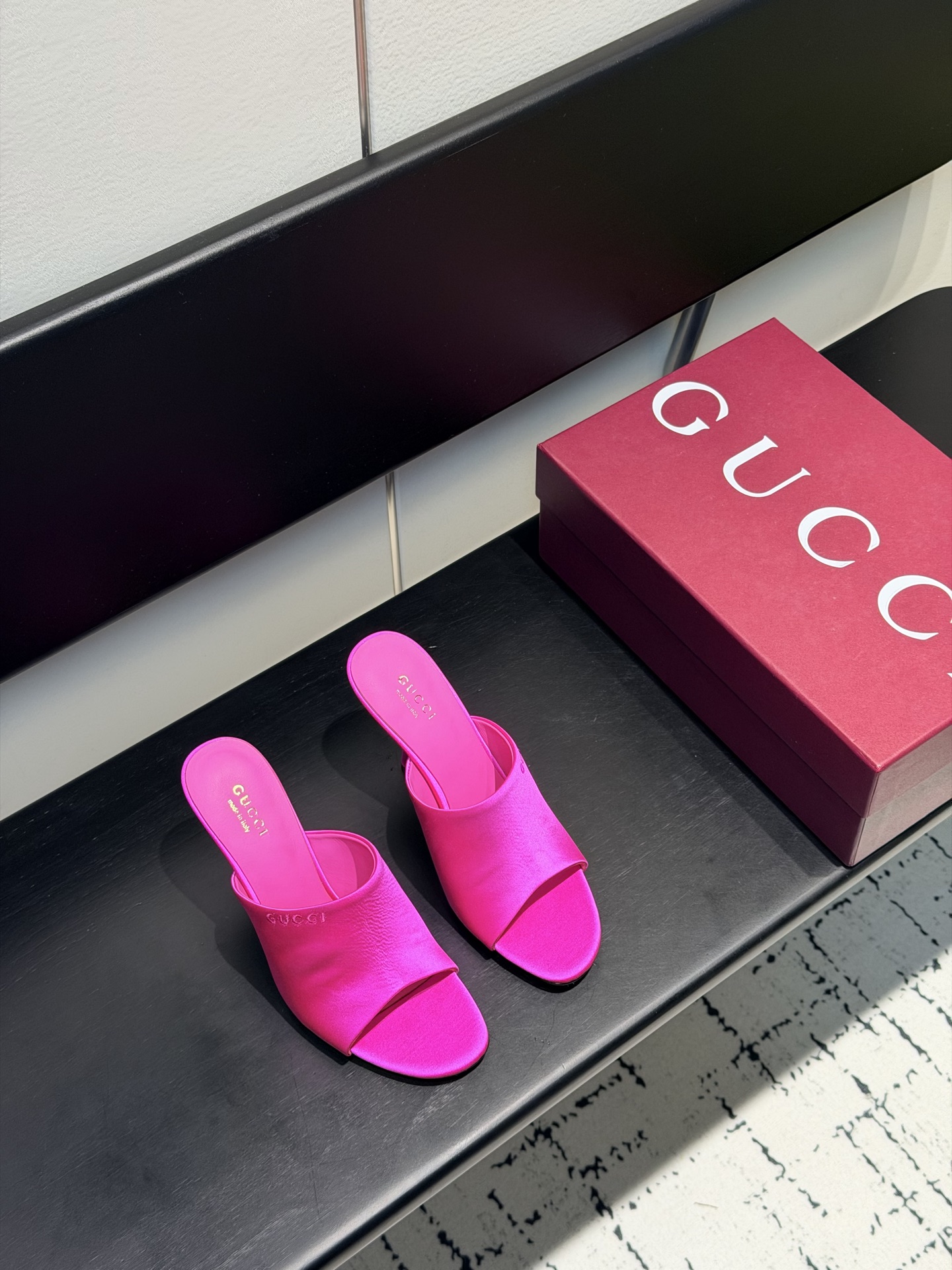 NO:748033,New Gucci purchase-grade 2026 early spring fashion catwalk new high-heeled sandals, silk satin embroidered Gucci printed embossed logo sandals, G family's latest stiletto high-heeled sandals original purchase top quality!  The material is the same as the Y version. It is quite textured and can be compared. There is no difference. Fabric, imported silk satin, lining, imported sheepskin lining. Heel height, 10cm outsole, Italian genuine leather bottom. Size, 35-42 (404142 customized, non-returnable). Full set of original Ancora wine red packaging.  This open-toe slipper debuted at the 2026 early spring series fashion show. The stiletto design highlights the minimalist style of the 1990s. The shoe silhouette draws inspiration from the brand's archive design, combining minimalist style with sensual charm. High-heeled slippers, gucci, gucci, sandals, high heels, slippers, sheepskin, real silk, silk fabric19860909上新啦Gucci代购级2026早春时装走秀新款高跟凉拖鞋真丝绸缎刺绣Gucci印花压纹标识凉鞋 G家最新细跟高跟凉鞋原版购入顶级！材质和Y版一致 相当有质感可以对比下 无差距 面料,进口桑蚕丝绸缎 内里,进口羊皮里 跟高,10cm 大底,意大利真皮底 码数,35-42（404142订做不退换） 全套原版安可拉酒红包装 这款露趾拖鞋于2026早春系列时装秀首度亮相,细高跟设计彰显20世纪90年代的极简风尚.鞋履廓形汲取品牌典藏设计灵感,兼具极简约风尚与感性韵味,高跟鞋拖鞋,gucci,gucci,sandals,high heels,slippers,sheepskin,real silk,silk fabric,Women's Shoes