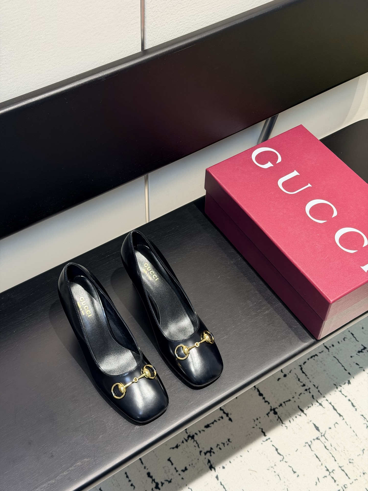 NO:748029,Gucci's classic horsebit block heels and high-heeled shoes trace the brand's century-old equestrian origins and reinterpret the classic with the iconic horsebit. Metal accessories embody the brand language of low-key elegance. Fine leather is selected to create the shoe body. The smooth shoe shape outlines the elegant foot line. The neat block heel balances steady walking and tall posture. Italian craftsmanship is hidden in every stitch. Suitable for daily commuting and exquisite appointments, etc. The classic color is versatile and can be worn in various styles.  Show high-end taste in details, blending equestrian classics with modern modernity, showing effortless Italian elegance in every step, making it an eternal luxury choice in the wardrobe. The fabric is made of original customized cowhide, and the lining of the toes is sheepskin. Italian imported leather outsole size35-39 (customized by 404142), high heels, gucci, gucci, high heels, cowhide, sheepskin, Leather soles19860909Gucci古驰经典马衔扣粗跟 高跟鞋单鞋 溯源品牌百年马术本源 以标志性马衔扣焕新诠释经典 金属饰件凝萃低调奢雅的品牌语言. 甄选细腻皮革打造鞋身 流畅鞋型勾勒优雅足线 利落粗跟兼顾稳步行姿与高挑体态 意大利匠心工艺藏于每一处针脚. 适配日常通勤与精致赴约等多元场景 经典色调百搭各式穿搭. 于细节处彰显高定品味 让马术经典与现代摩登相融 步履间尽释毫不费力的意式优雅 是衣橱里的永恒奢选. 面料采用原版定制牛皮 内里踮脚均为羊皮 意大利进口真皮大底 size35-39（404142定制）,高跟鞋单鞋,gucci,gucci,high heels,cowhide,sheepskin,Leather soles,Women's Shoes