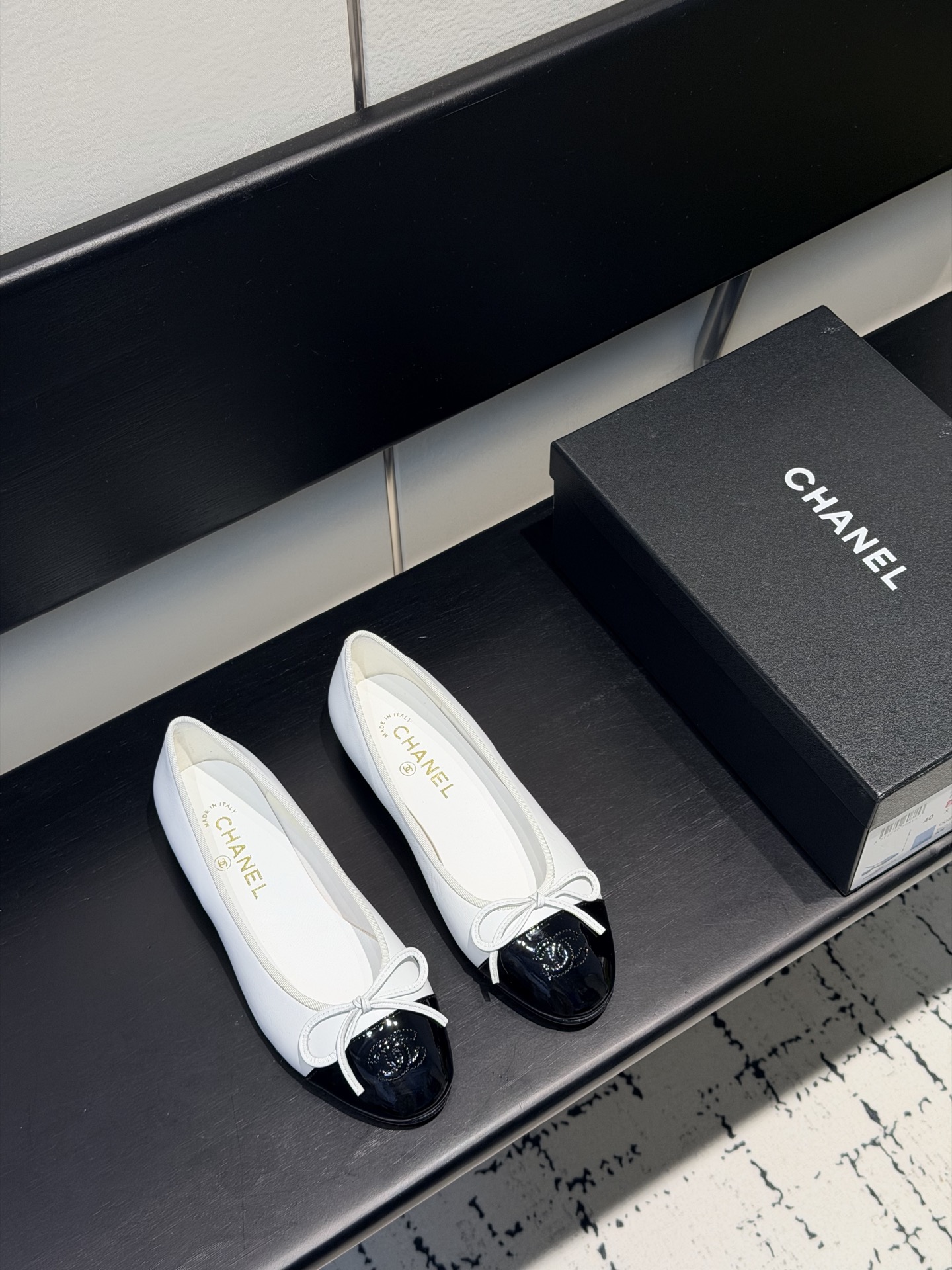 NO:748043,(Requires 40 in the airplane box) Xiaoxiang Classic Ballet Shoes Purchasing Level Just keep upgrading the classics. The only best matching version on the market, perfect for giving as gifts or keeping for yourself!  The shoe upper is specially made of delicate and soft imported goat leather with cow lacquer toe caps that are not afraid of enlarging the details... Genuine original leather outsole imported from Italy Size 35-40, single shoes sandals, sandals, sheepskin, Leather soles19860909（要飞机盒40） 小香 经典芭蕾舞鞋代购级别 经典不断升级就对了 市场唯一最好对版版本,无论送礼还是自留都倍拿得出手！ 鞋面小香专供细腻柔软进口山羊皮搭配牛漆鞋头毫不畏惧放大的细节…… 真正意大利进口原版真皮大底 Size35-40,单鞋凉鞋,sandals,sheepskin,Leather soles,Women's Shoes