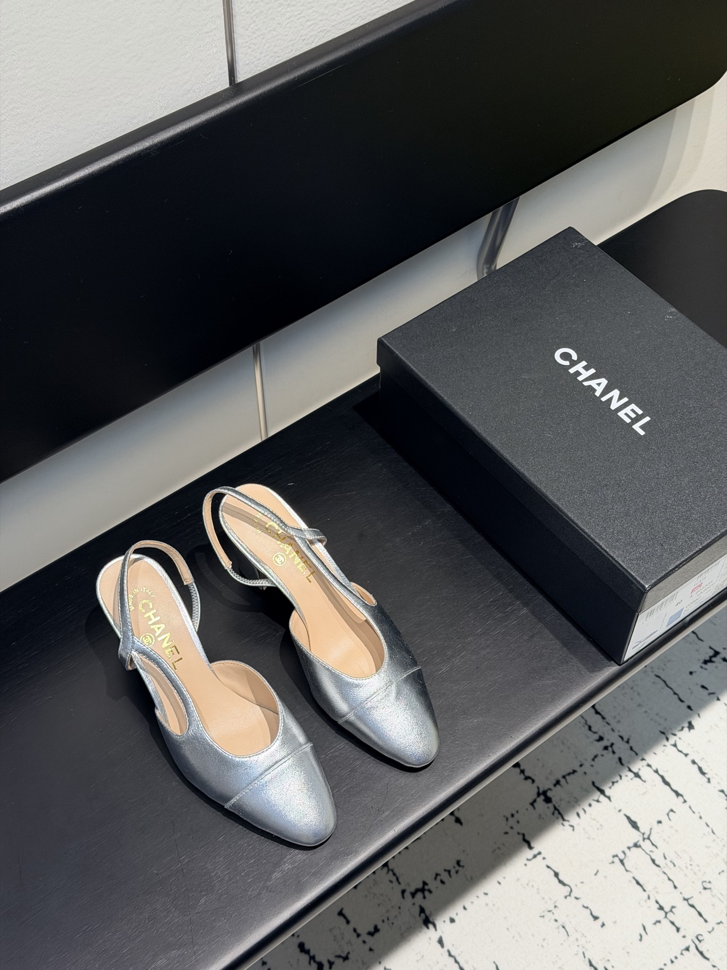 NO:748048,(Airplane box) chan*l classic slingba sandals!  Single shoes!  As Ms. Coco said, fashion is fleeting but style lasts forever!  This pair of empty-back shoes is a classic among Xiangjia classics!  Two-color matching, simple and exquisite, the universal and evergreen style in it will never go out of style!  Original leather, imported sheepskin lining, Italian imported cow leather soles!  Top quality, Size35-40 (34 40 41 42 43 customized), single shoes sandals, chanel, chanel, sandals, cowhide, sheepskin19860909（飞机盒） chan*l经典slingba凉鞋！单鞋！ 就像coco女士说的流行稍纵即逝,但风格永存！这双后空鞋就是香家经典中的经典！双色搭配,简约精致,里的万能长青款,永远不过时单品！ 原版皮料,进口羊皮内里,意大利进口牛皮革鞋底！ 顶级品质,Size35-40（34 40 41 42 43定做）,单鞋凉鞋,chanel,chanel,sandals,cowhide,sheepskin,Women's Shoes