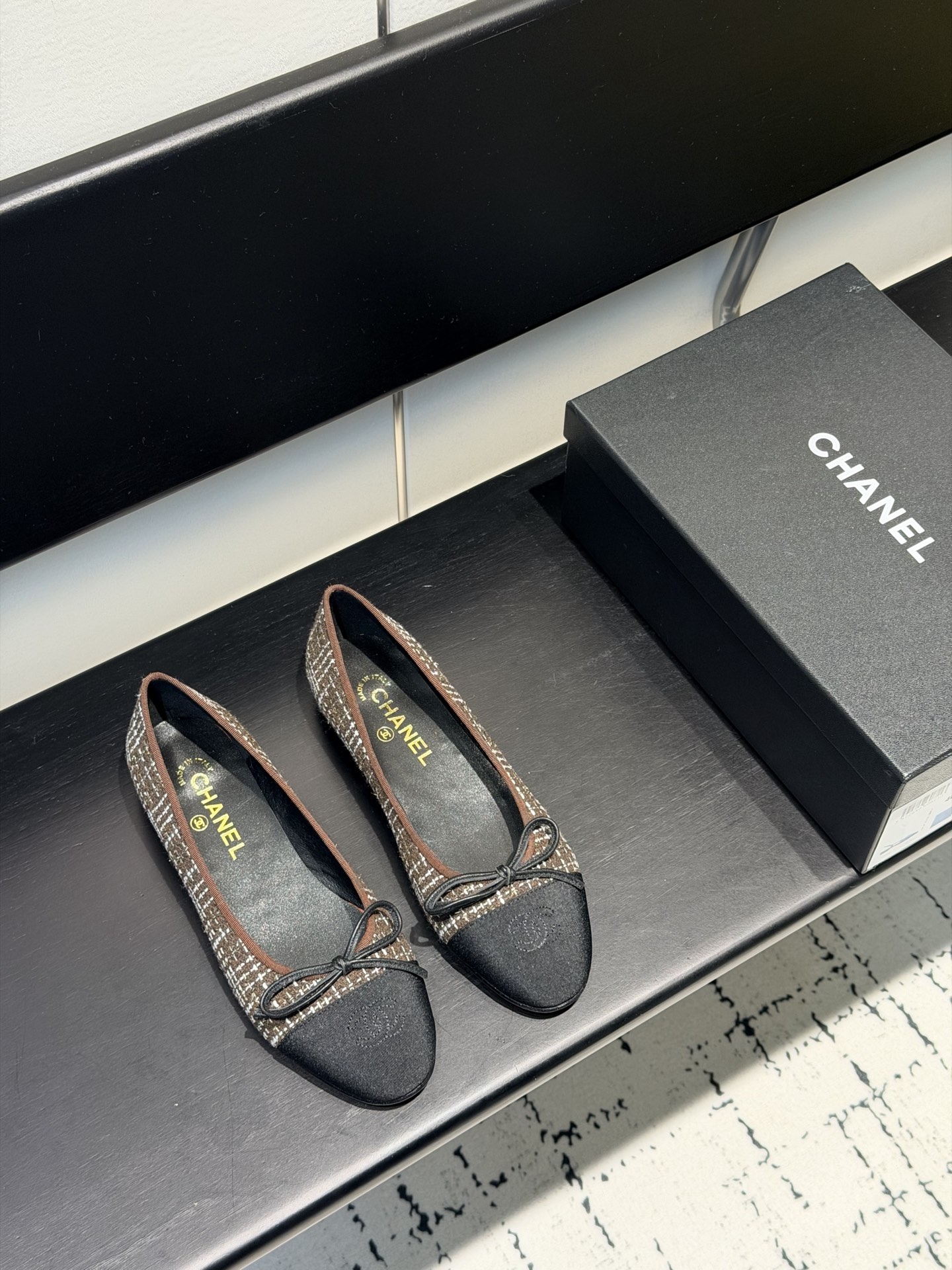 NO:748037,(Airplane box) Chanel new color ballet shoes original version, a classic among classics. They are perfect whether paired with trousers or skirts. The small round toe design is very good at modifying the shape of the feet. A must-have for little fairies!  Heel height 2.5cm, size 35-41 (40 customized, non-refundable), single shoes, chanel, skirts19860909（飞机盒） Chanel 新色芭蕾舞鞋 原版 经典中的经典 无论搭配裤装还是裙装都是完美 小圆头的设计很好的修饰脚型 ,小仙女们必备！ 跟高2.5cm 码数 35-41（40定制不退换),单鞋,chanel,skirts,Women's Shoes