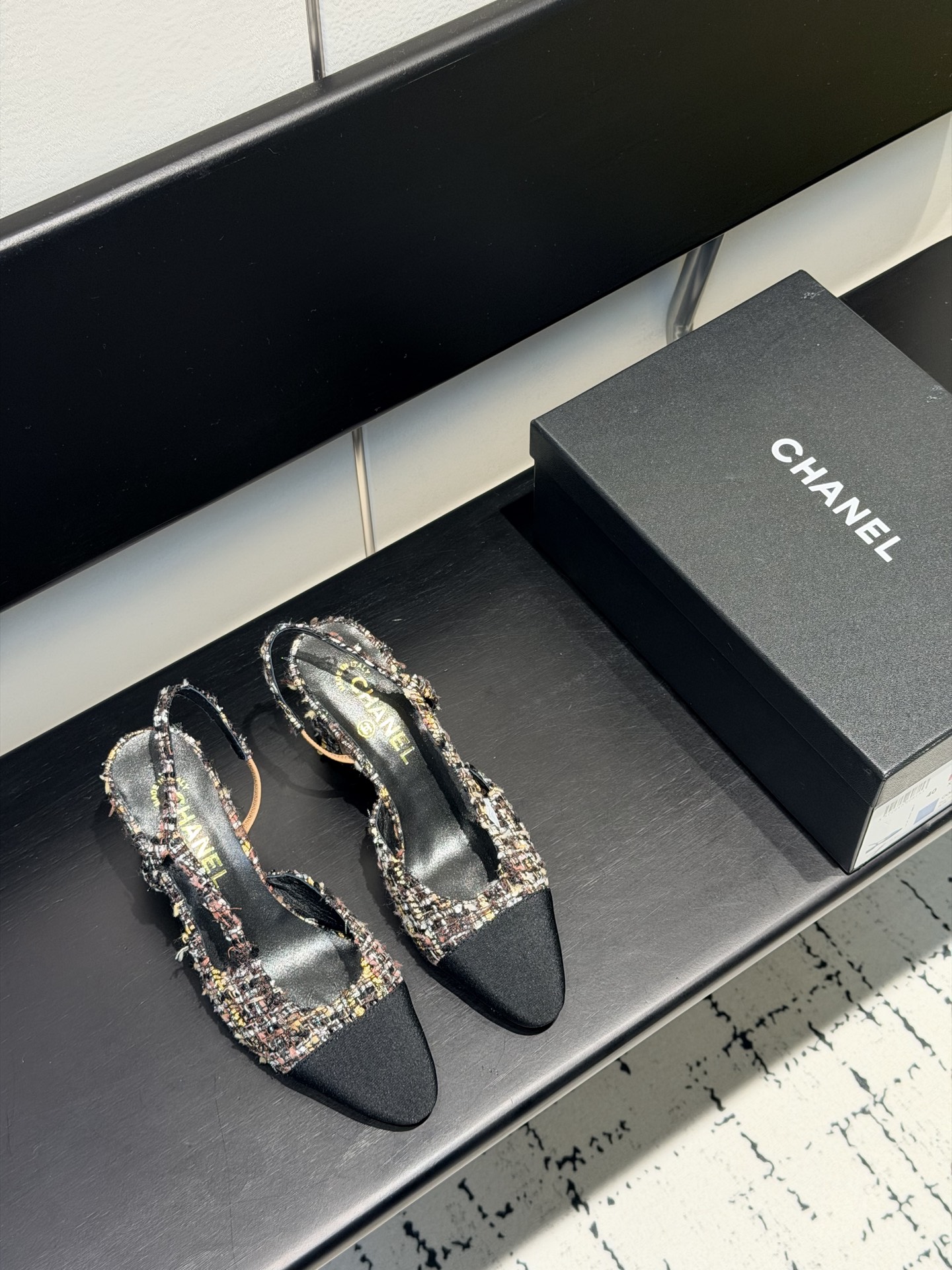 NO:748034,(Airplane box) chan*l classic slingba sandals!  Single shoes!  As Ms. Coco said, fashion is fleeting but style lasts forever!  This pair of empty-back shoes is a classic among Xiangjia classics!  Two-color matching, simple and exquisite, the universal and evergreen style in it will never go out of style!  Original leather, imported sheepskin lining, Italian imported cow leather soles!  Top quality, Size35-40 (34 40 41 customized), sandals, chanel, chanel, sandals, cowhide, sheepskin19860909（飞机盒） chan*l经典slingba凉鞋！单鞋！ 就像coco女士说的流行稍纵即逝,但风格永存！这双后空鞋就是香家经典中的经典！双色搭配,简约精致,里的万能长青款,永远不过时单品！ 原版皮料,进口羊皮内里,意大利进口牛皮革鞋底！ 顶级品质,Size35-40（34 40 41 定制）,凉鞋,chanel,chanel,sandals,cowhide,sheepskin,Women's Shoes