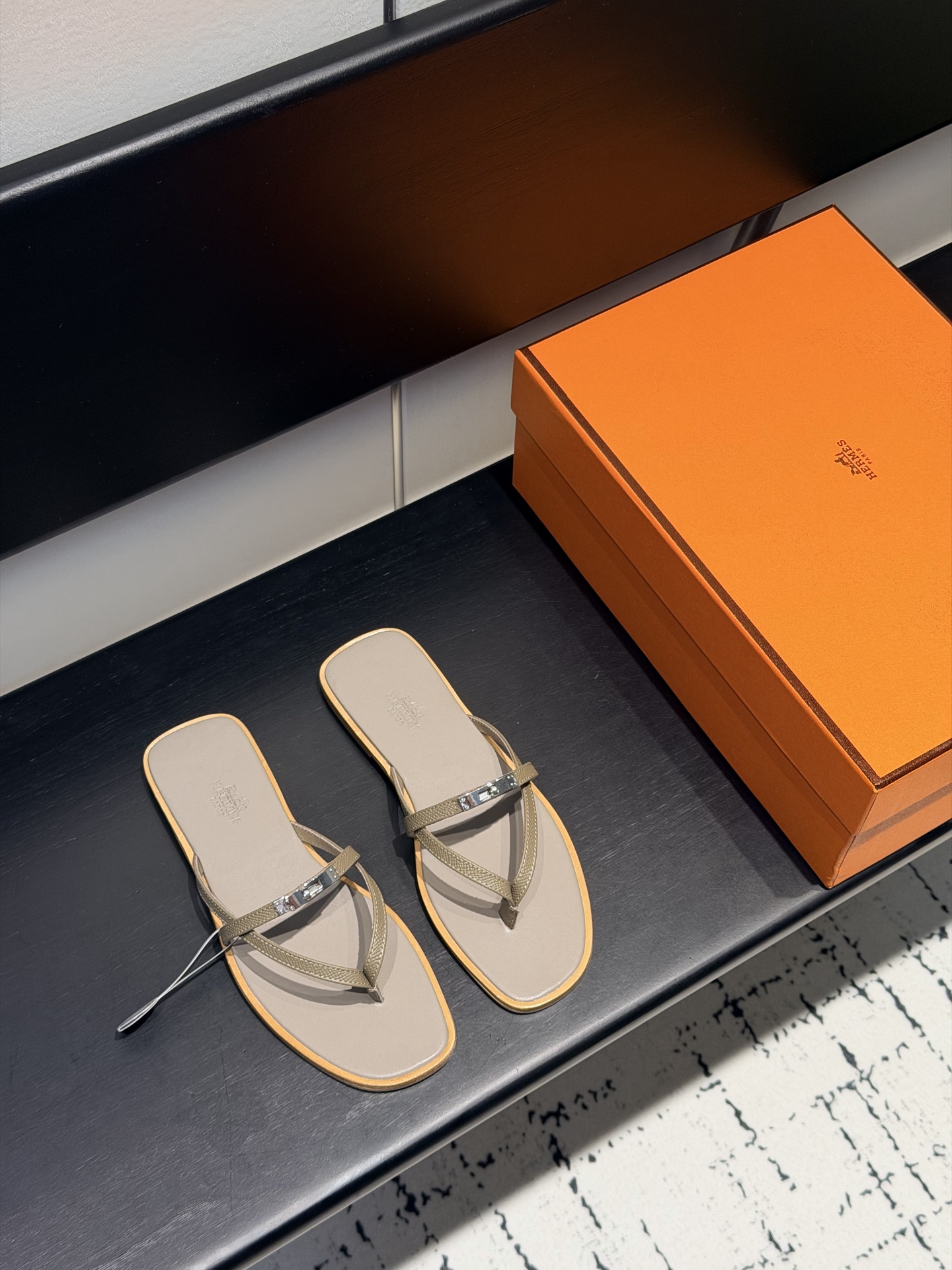 NO:750360,Top version Hermes, genuine leather outsole, original development, upper cowhide, lining, sheepskin outsole, Italian genuine leather outsole, code number 34-43 note, 34 41 42 43 code customized, non-returnable, packaging configuration original packaging!  ,split-toe shoes,hermes,hermes,cowhide,sheepskin,Leather soles19860909顶级版本 爱马仕Hermes,真皮大底 原版开发 鞋面牛皮 内里 羊皮 大底意大利真皮大底  码数34-43注 34 41 42 43 码定做 不退换 包装配置原版包装！,分趾鞋,hermes,hermes,cowhide,sheepskin,Leather soles,Women's Shoes