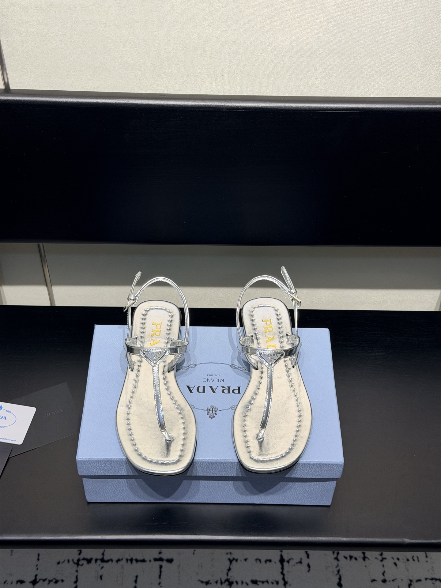 NO:788835,PRADA 6 Prada's new spring and summer flip-flops are coming. The Prada Glow limited-time store is a very shiny item. The 2026S super hot series is a hot product. The same triangle buckle is available for major Internet celebrities Qiao Xin, Cheng Xiao, and Liu Lingzi!  Fashionable and versatile nice items, beauties from all walks of life have stood firm, and new ones are exclusively available!  Sisters who like to wear slippers but are afraid of getting tired, take a look, the square thick heels definitely make your steps light, your feet are 100% not tired, and your feet are stable and easy to get on!  The bumpy feel of the triangle logo is the same as the original version. The original Italian leather outsole is made of imported patent leather fabric!  Sheepskin lining (available in 3 colors) Heel height 1.5cm Size: 35-42 (41, 42 customized), split-toe shoes, prada, prada, slippers, sheepskin, Leather soles19860909PRADA 6普拉达春夏新品夹脚拖鞋实力来袭Prada Glow限时店很闪亮的单品2026S超级爆系列爆品,各大网红明星乔欣,程潇,刘令姿同款三角扣！时髦百搭nice单品,各路美女站稳了,独家上新啦！喜欢穿拖鞋又怕累的姐姐们看过来,方形粗跟绝对让脚步轻盈,百分百不累脚,上脚稳稳的轻松！三角标触感凹凸感和原版一致,原版意大利真皮大底配制.进口漆皮面料！羊皮内里（3色供应）跟高1.5cm Size: 35-42（41、42订做）,分趾鞋,prada,prada,slippers,sheepskin,Leather soles,Women's Shoes