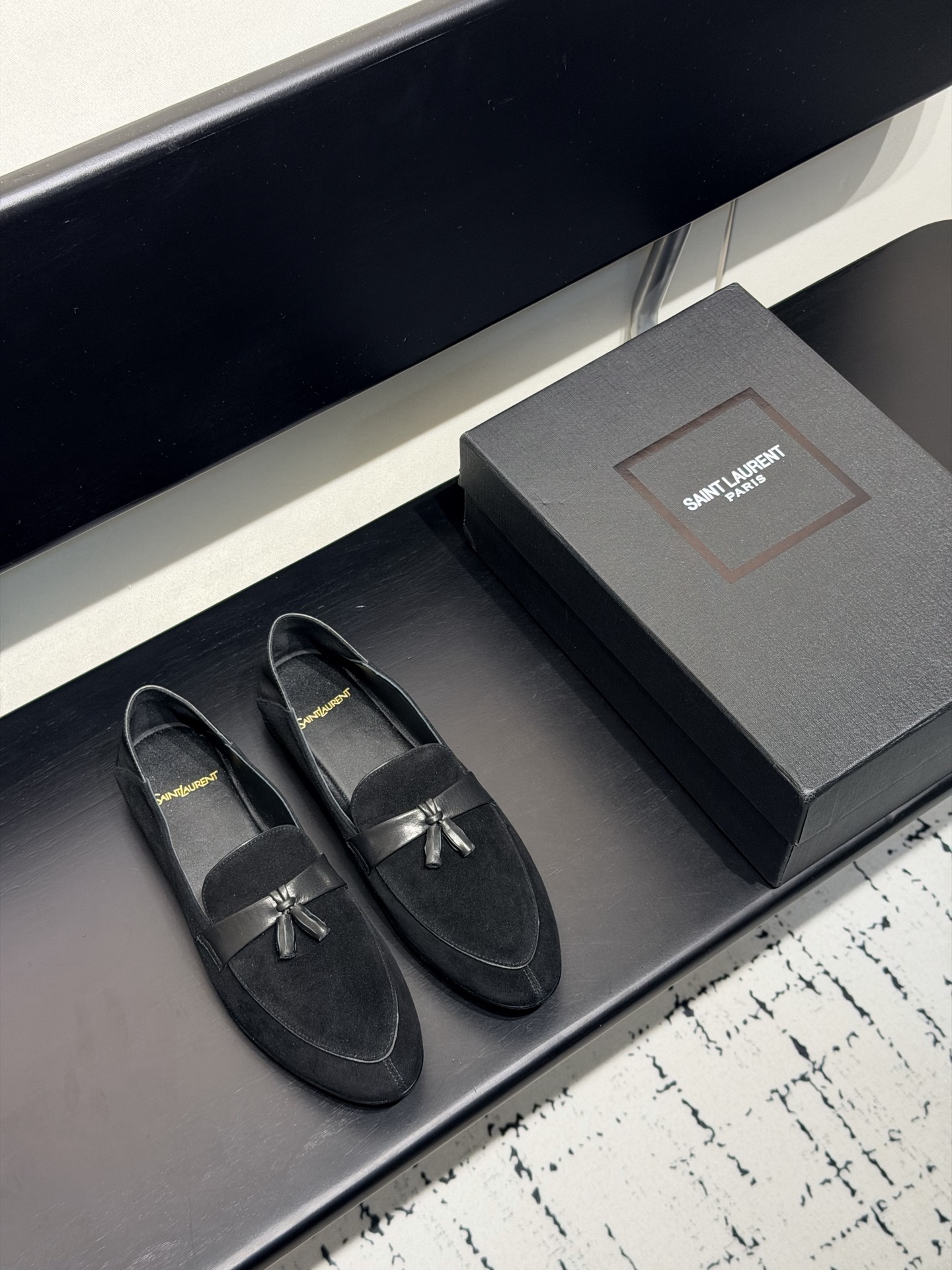 NO:789982,Saint Laurent classic Loaf leather shoes, a super, super popular style. The hardware buckles of each layout in our home need to be customized at a 1:1 mold!  The size and texture are exactly the same as the original. The upper material is made of imported open-edge beaded calfskin. The lining is mixed sheepskin. The tiptoe is made of comfortable and soft tiptoe sheepskin. The sole is the original 1:1 custom-made leather outsole. It is perfect and very comfortable on the foot. It feels great. Whether you wear it with jeans, a small suit or a skirt, it can be matched with a natural, authentic full package, Italian genuine leather outsole. Size35-40, loafers, saint  laurent,saint laurent,loafers,skirts,jeans,cowhide,sheepskin,Leather soles19860909Saint Laurent圣罗兰经典乐福小皮鞋 超级超级无敌火爆的一个款这款我们家每个版面的五金扣都要开模1:1定制！大小质感与原版完全一致鞋面材质采用进口开边珠小牛皮制作而成,内里混种羊皮,踮脚为舒服柔软的踮脚羊皮,鞋底为原版1:1定制真皮大底、简直完美到爆、而且上脚效果非常舒服,脚感很棒,而且无论你搭配牛仔裤,小西服,裙子,都能搭配自然、正品全套包装、意大利真皮大底 Size35-40,乐福鞋,saint laurent,saint laurent,loafers,skirts,jeans,cowhide,sheepskin,Leather soles,Women's Shoes