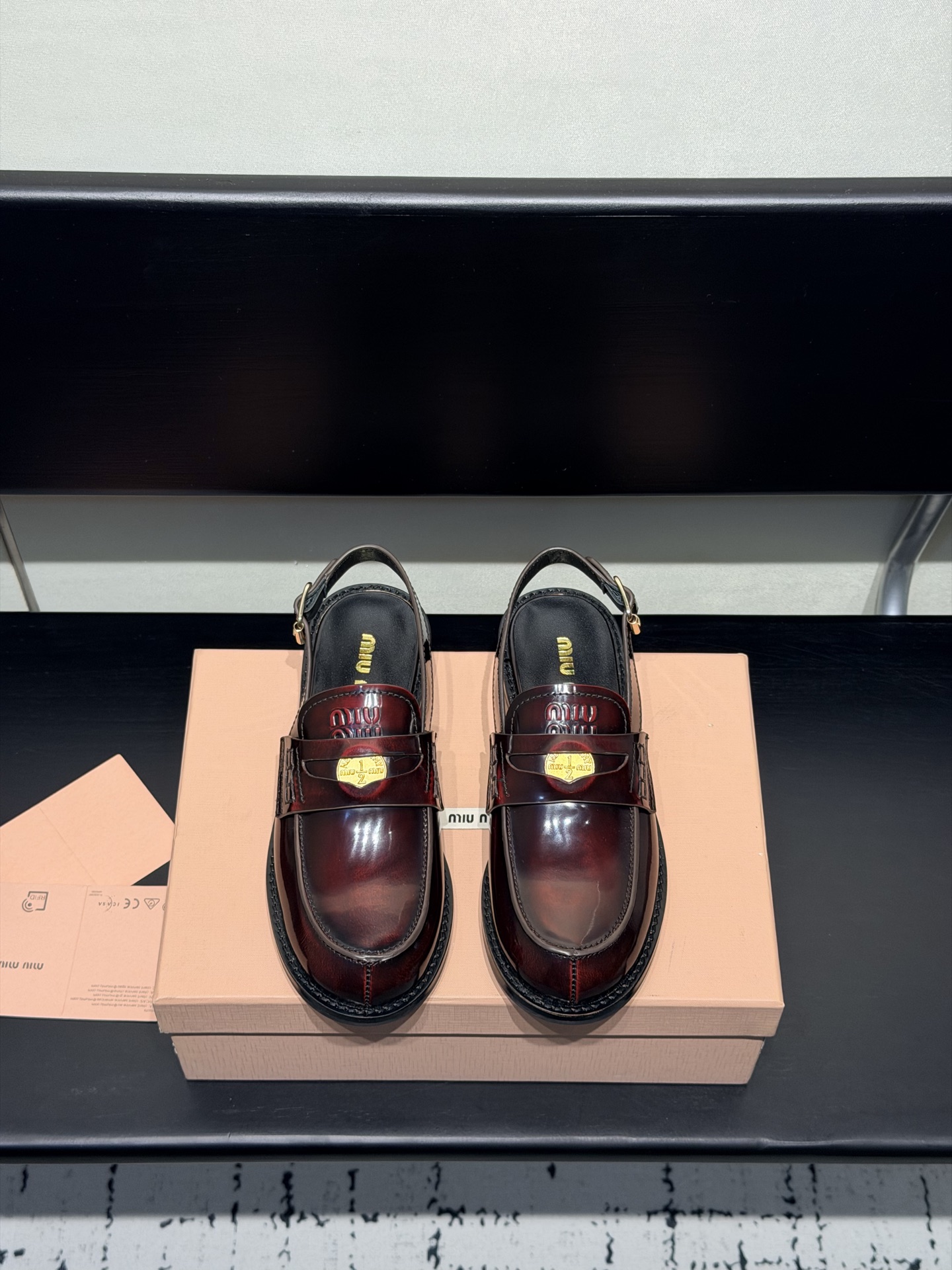 NO:789999,Miu Miu's latest spring and summer coin-backed loafers. The new 'little coins' really make people's hearts melt. Many Internet celebrity fashion bloggers have planted grass. Apart from the detail of a coin sandwiched in the middle, the overall shoe shape is very delicate and not bulky. The shape of the toe is a 'small upturned nose, and the upper foot is super nice. Upper: Customized imported calfskin. Lining: mixed sheepskin. Original molded rubber outsole.  Size 35-40, loafers, miumiu, loafers, cowhide, sheepskin19860909Miu Miu缪缪春夏最新款钱币后空乐福鞋 新出的‘小钱币’真的让人一整个心都融化超多网红时尚博主种草 除了中间夹着一颗钱币这种细节之外、鞋型整体都狠秀气不笨重、鞋头形状是‘小翘鼻、上脚超级好看 鞋面:定制进口小牛皮 内里:混种羊皮 原版开模橡胶大底 码数35-40,乐福鞋,miumiu,loafers,cowhide,sheepskin,Women's Shoes