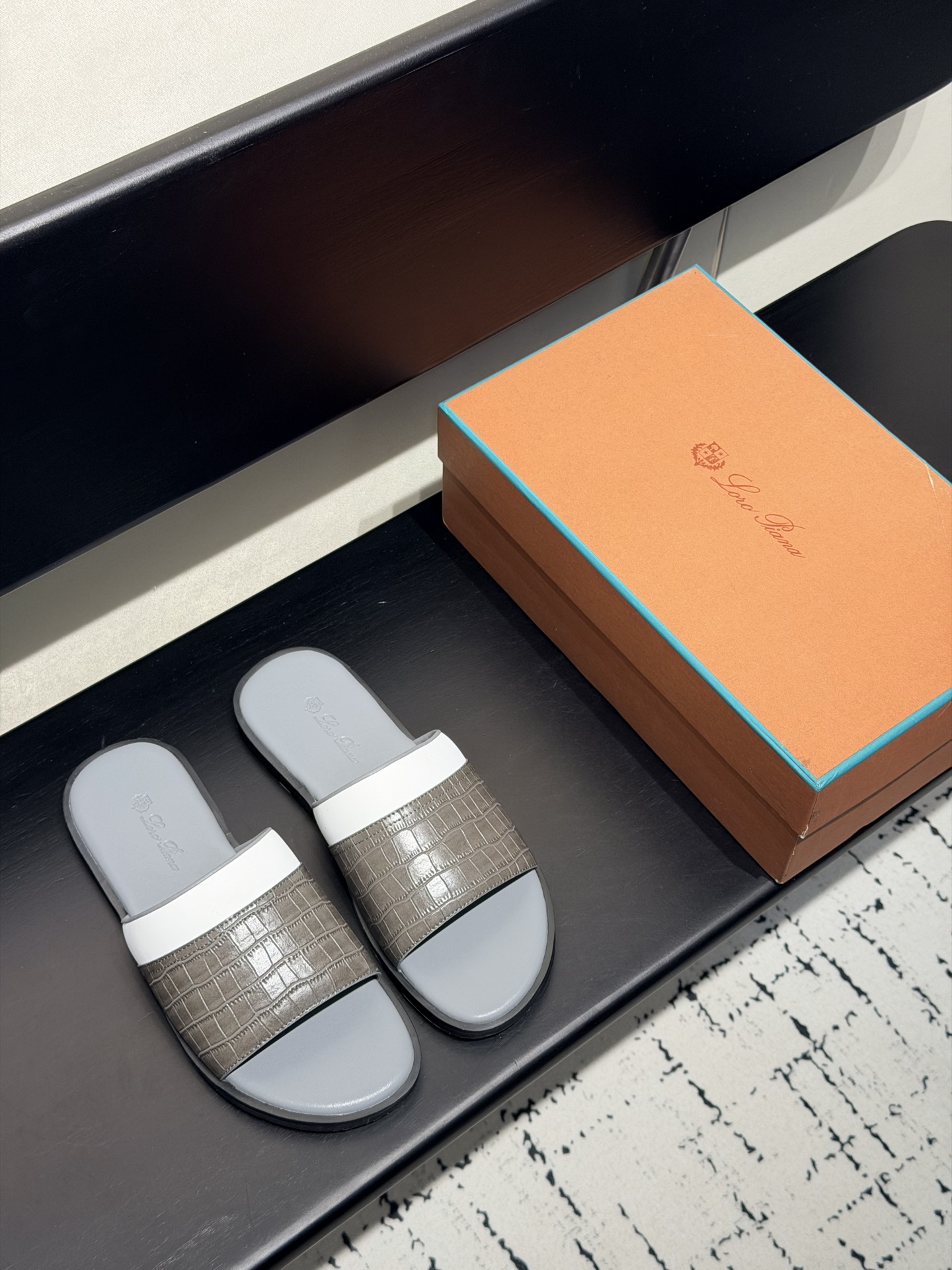 NO:789997,[Loro Piana] Size 39-45 (customized at 46.47) LP Loro Piana*2026ss top genuine high-end early spring model. Buy the original 1:1 copy. Founded the existing Loro Piana company on 24th March 2020. The family operation is now the sixth generation, providing high-quality products for customers who are discerning in taste and quality. Imported silk calfskin fabric, imported A-grade sweat-absorbent and breathable lining on the inside.  Hand-made genuine packaging, original one-to-one molded outsole, the favorites of Middle Eastern tycoons. Slippers, loro piana, loro piana, slippers, cowhide19860909【Loro Piana】 码数39-45(46.47定做 ) LP Loro Piana*2026ss顶级正品级高版早春季款购买原版1:1复制 于194月24日一手创立现有的Loro Piana公司.家族经营至今已是第六代,为讲求品味及对质量有要求的顾客提供上等的优质商品 进口丝绸小牛皮面料 内里采用进口A级吸汗透气里  纯手正品包装 原版一比一开模大底 中东土豪们的心头爱凉拖.,拖鞋,loro piana,loro piana,slippers,cowhide,Women's Shoes