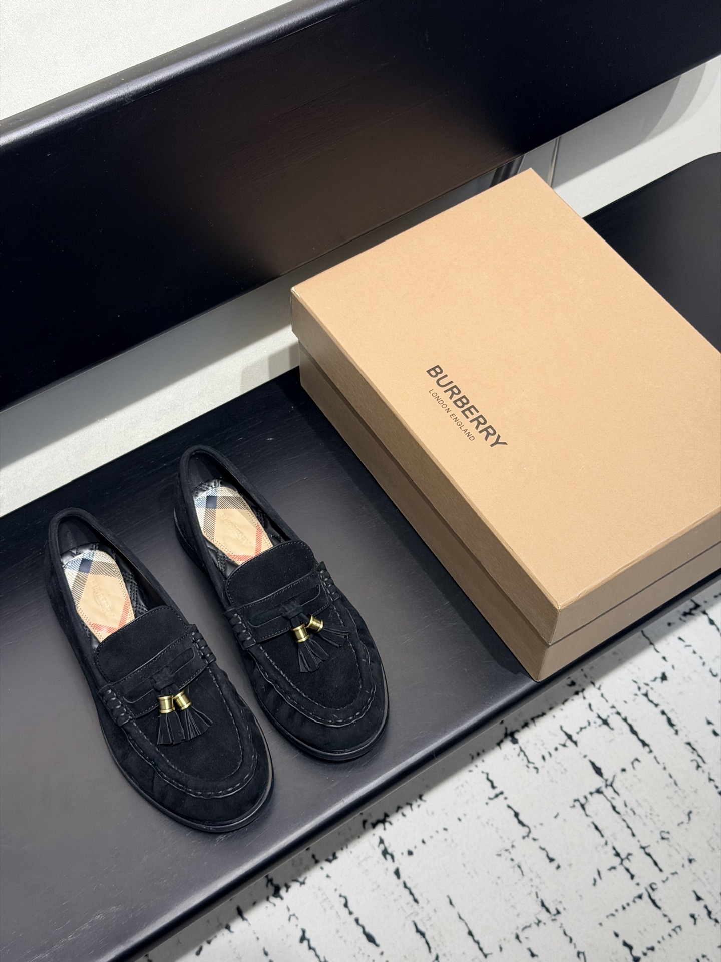 NO:789987,Burberry 2026 spring and summer new product retro pleated cow tassel loafers ————————— As the most popular designer brand in the past two years, the design is simple, the details are clever, fresh and refined!  If you don’t want to hit the streets with random styles, you can check out this brand. It’s relatively niche but is so easy to match. You can see this brand everywhere on Instagram and Xiaohongshu!  BS original customization!  Upper original specific cowhide leather lining imported mixed sheepskin outsole original imported genuine leather outsole heel height 2.5cm size 35~39 (40.41 custom-made non-returnable), loafers, burberry, burberry, loafers, sheepskin, Leather soles19860909Burberry巴宝莉 2026春夏新品 复古褶皱牛猄流苏乐福鞋 ————————— 作为这两年最受欢迎的设计师牌,设计简单、细节巧妙、清新脱俗！ 不想满大街撞款的可以看看这个品牌,比较小众却又是那么好搭配,ins、小红书随处可见这个品牌的身影 ！BS原版定制！ 鞋面原版特定牛猄皮 内里进口混种羊皮 大底原版进口真皮大底 跟高2.5cm 码数35~39(40.41订做不退换）,乐福鞋,burberry,burberry,loafers,sheepskin,Leather soles,Women's Shoes