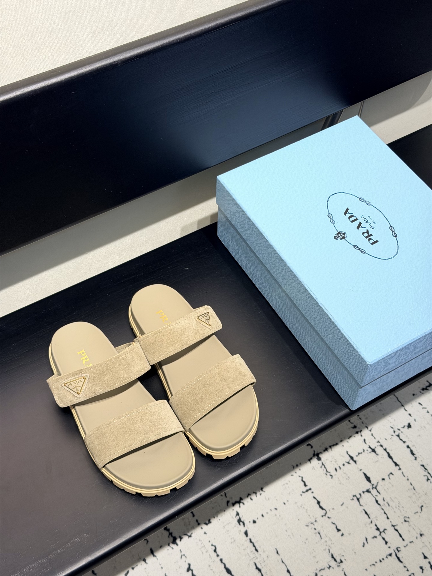 NO:783000,The spring and summer Fengshen P family double-strap sandals are welded to the feet with a high-end feel. Prada's new double-strap sandals are so beautiful that they are speechless!  The iconic triangular gold label is so recognizable, giving you a sense of luxury at a glance. High-mercerized cow suede upper, with a fine velvet feel and high-end luster, which feels soft and fufu-like. The imported cowhide lining does not make your feet sweaty, and it is comfortable and does not wear your feet after long-term wear. The original non-slip pattern thick sole makes you taller and slimmer, yet stable and stress-free. Available in black, brown, khaki, dark brown, and smooth leather suede models.  Available in all sizes from 35 to 42, the original packaging has a sense of ceremony. It can be worn casually with jeans, mini skirts, or holiday-style outfits. It is a must-have item for the fashionable spring and summer, so just buy it with your eyes closed!  ,half slippers,prada,slippers,skirts,jeans,cowhide19860909春夏封神款P家双带凉拖把高级感焊在脚上  Prada新款双带凉拖真的美到失语！ 标志性三角金标太有辨识度了,一眼就是豪门贵气感 高丝光牛反绒鞋面,细腻绒感自带高级光泽,摸起来软fufu巨显质感 进口牛皮内里上脚不闷汗,久穿也舒服不磨脚 原版防滑花纹厚底,增高显瘦还稳当,暴走无压力 黑棕卡其深棕多色可选,光面皮绒面款都有 35-42码全码齐,原版包装仪式感拉满 随便搭牛仔裤、小裙子、度假风穿搭都巨出片,时髦精春夏刚需款,闭眼冲就对了！,半拖拖鞋,prada,slippers,skirts,jeans,cowhide,Women's Shoes