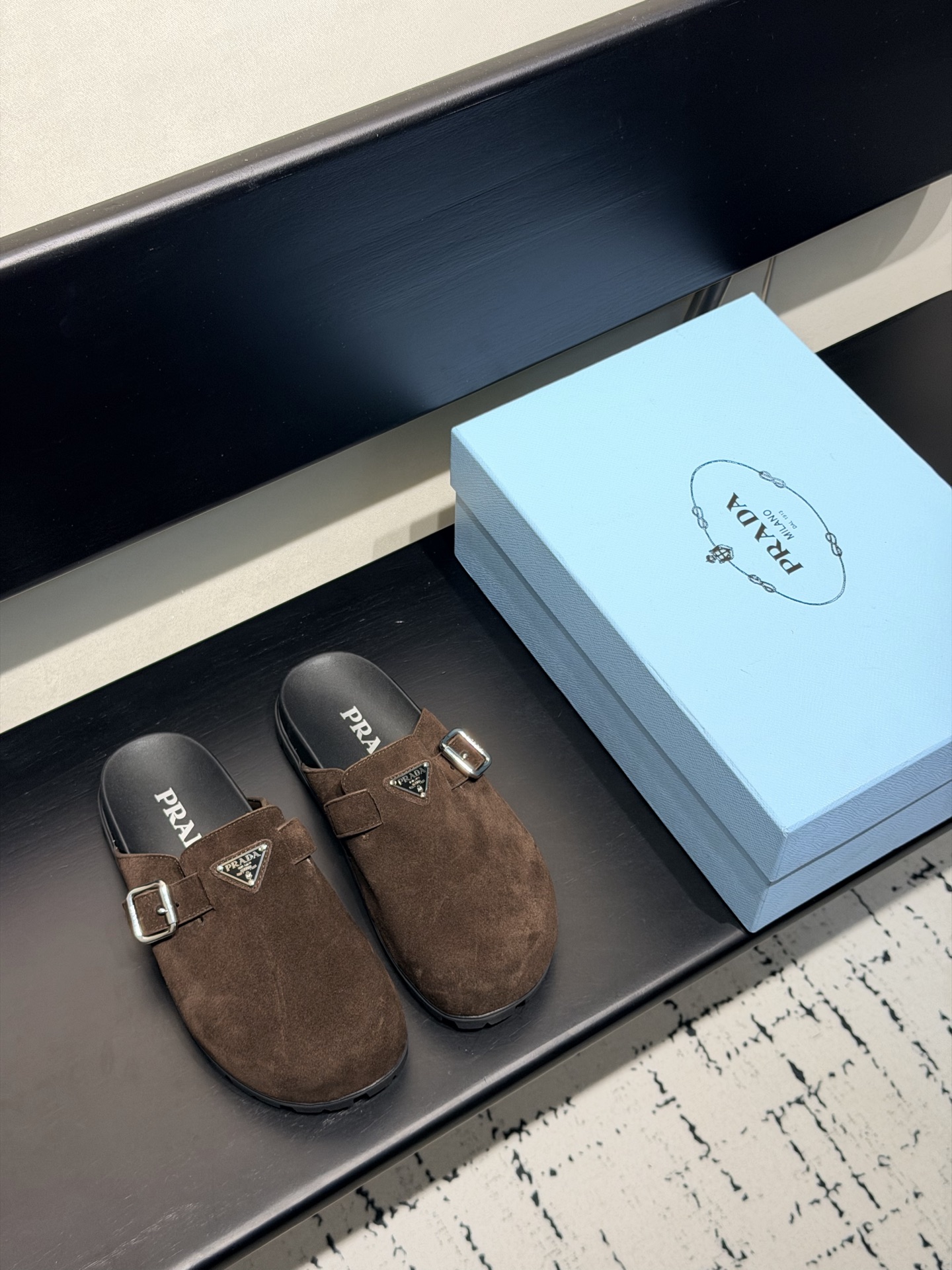 NO:783006,Who knows?  This pair of Birkenstock flip flops from P’s house are welded directly to the feet. Prada’s new Muller flip flops really weld the sense of luxury to death!  The iconic triangle logo is so recognizable, it gives you a sense of luxury and luxury at a glance. The high-mercerized cow suede upper is soft to the touch and has a delicate luster, which shows the texture on the foot. The imported cowhide lining does not make the foot sweaty and is comfortable to wear for a long time. The original non-slip pattern outsole is stable and does not rub the feet when walking. It can be used for daily commuting and walking on the street. Black, brown, khaki, dark brown, and smooth leather suede models are available.  Available in all sizes from 35 to 42, the original packaging has a sense of ceremony. It is an atmospheric tool for spring and summer wear. It will look great with jeans or skirts. Fashionistas can just close their eyes and rush!  ,half slippers,prada,slippers,skirts,jeans,cowhide19860909谁懂啊！P家这双勃肯拖直接焊在脚上了  Prada新款穆勒拖真的把高级感焊死了！ 标志性三角标太有辨识度了,一眼就是豪门贵气感 高丝光牛反绒鞋面,摸起来软fufu还自带细腻光泽,上脚巨显质感 进口牛皮内里上脚不闷汗,久穿也舒服 原版防滑花纹大底,走路稳当还不磨脚,日常通勤、出街遛弯都能打 黑棕卡其深棕多色可选,光面皮绒面款都有 35-42码全码齐,原版包装仪式感拉满 春夏穿搭的氛围感神器,随便搭牛仔裤、小裙子都巨出片,时髦精闭眼冲就对了！,半拖拖鞋,prada,slippers,skirts,jeans,cowhide,Women's Shoes