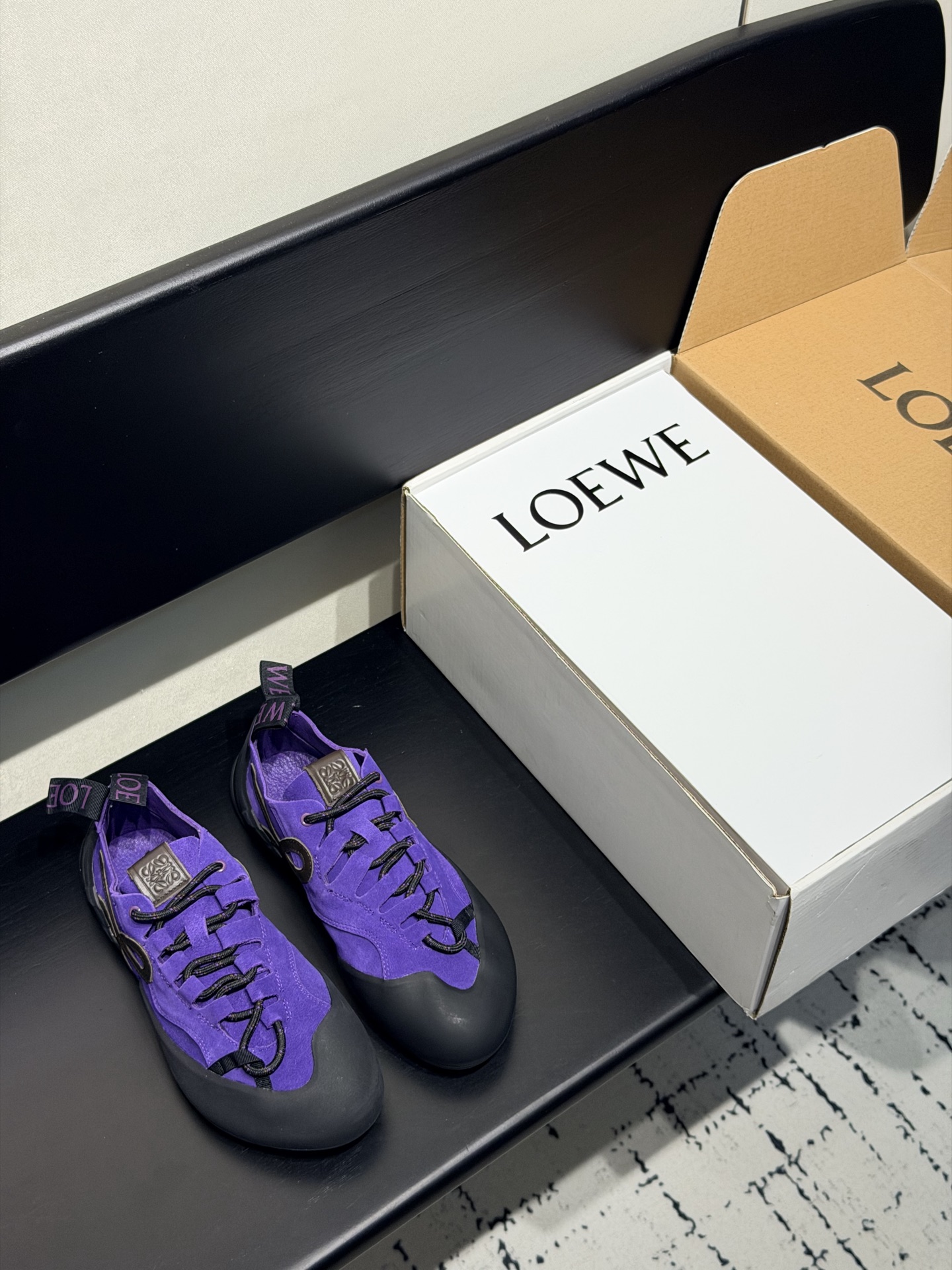 NO:782975,Men's model, factory direct sales (full package in airplane box) Loew* new Flow Runner2.0 series of new catwalk sneakers, new color matching retro series running shoes, light and comfortable, new color matching, super suitable for spring and summer wear. The most special thing is its outsole, the entire outsole runs through the toe, sole and tail. The logo is obvious on the side, a super low-key sneaker. The upper is calfskin stitched with nylon suede. The lining is imported soft sheepskin.  Outsole EVA two-color combination rubber outsole Size 35-45 (couples), casual shoes/sports shoes, loewe, loewe, sneakers, cowhide, sheepskin, chamois leather19860909男款 工厂直销（飞机盒全套包装）罗意威 Loew* 全新Flow Runner2.0系列新款走秀运动鞋 全新配色复古系列跑鞋,轻便舒适全新颜色搭配,超级适合春夏穿搭.最特别的是它的大底,整片大底贯穿鞋头、鞋底、鞋尾 侧面明显Logo,超低调的一款运动鞋 鞋面小牛皮拼接尼龙布麂皮 内里进口柔软绵羊皮 大底EVA双色组合橡胶大底 码数35-45（情侣款）,休闲鞋/运动鞋,loewe,loewe,sneakers,cowhide,sheepskin,chamois leather,Women's Shoes