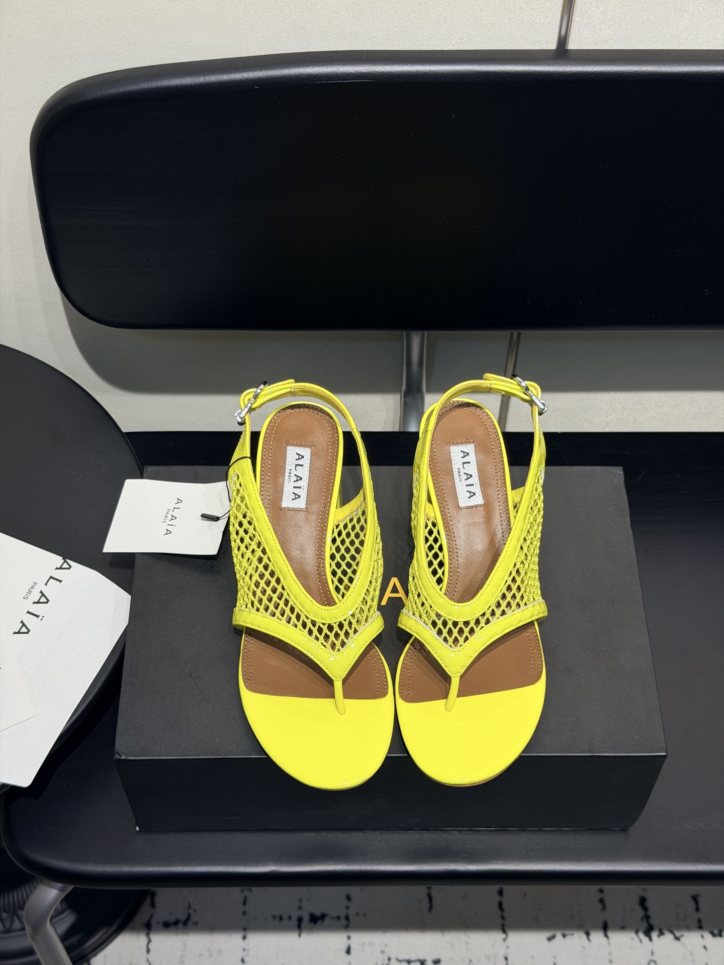 NO:905951,ALA*26ss new summer thick heel mesh thong sandals ALAA mesh thong sandals, with the brand's iconic mesh design as the core highlight, cleverly combine clean lines and breathable texture, interpreting a French style that is both cool and feminine. Whether paired with simple denim items, drapey wide-leg pants, or neat summer skirts, they can be easily adapted, injecting a neat and fashionable atmosphere into daily wear, and adapting to a variety of scene needs.  Upper sheepskin suede, lining sheepskin, outsole original molded outsole size 35-41 (customized sizes 40 and 41 are not returnable), split-toe shoes, sandals, skirts, sheepskin19860909ALA*26ss夏季新款粗跟网面夹趾凉鞋 ALAA 网面夹趾凉鞋,以品牌标志性的网面设计为核心亮点,将利落线条与透气质感巧妙融合,演绎出兼具酷感与柔美的法式风格. 无论是搭配简约牛仔单品、垂坠感阔腿裤,还是利落的夏日裙装,都能轻松适配,为日常穿搭注入利落又时髦的氛围,适配多种场景需求. 鞋面羊皮牛反绒 内里羊皮 大底原版开模大底 size35-41码（40、41码定制不退换）,分趾鞋,sandals,skirts,sheepskin,Women's Shoes