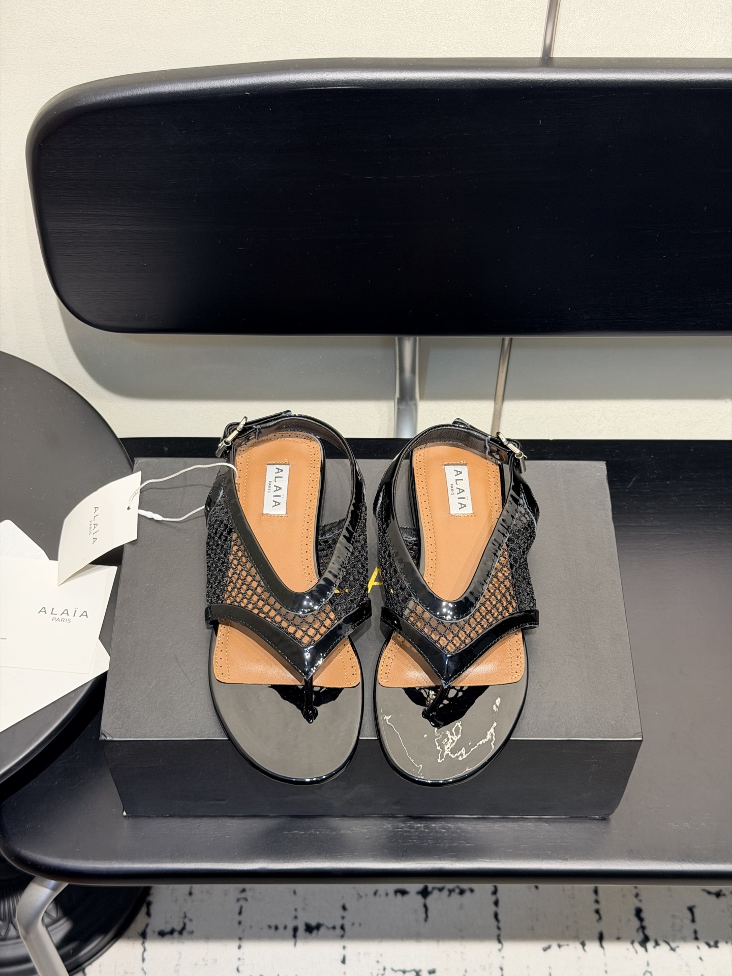 NO:905889,ALAA's 2026 hot summer model has a refreshing feeling in summer. The mesh and lacquered body has a breathable feeling to break the dullness. It unlocks oxygen-permeable summer filled satin foot straps in one second. Sheepskin foot pads do not rub your feet. It takes into account both appearance and comfort. You don't have to be picky about your foot shape or outfit. When paired with it, you will look amazing and become a casual hottie in seconds.  Multiple colors are available, each color is stunning, and you can easily wear it with a Korean style atmosphere. Whether it is paired with hot girl shorts or casual wear, any outfit is super stylish. Upper cow patent leather with breathable mesh Niuyang Jingjia breathable mesh Lining sheepskin outsole TPU outsole size 36-42 (404142 customized non-returnable), split-toe shoes, sheepskin, sheep19860909ALAA 阿莱亚2026夏季爆款 夏日的清爽感,网面加漆身自带呼吸感,打破沉闷,一秒解锁透氧夏日填充缎面夹脚带,羊皮垫脚不磨脚,兼顾颜值与舒适度,不挑脚型不挑穿搭,配仙到飞起,配又秒变随性辣妹. 多色可选,每一种颜色都很绝,轻松穿出不费力的韩系氛围感,不管是配辣妹短装、还是休闲装,随便一套都超有范儿. 鞋面牛漆皮加透气网 牛羊京加透气网 内里羊皮 大底TPU大底 size36-42码(404142定制不退换),分趾鞋,sheepskin,sheep,Women's Shoes