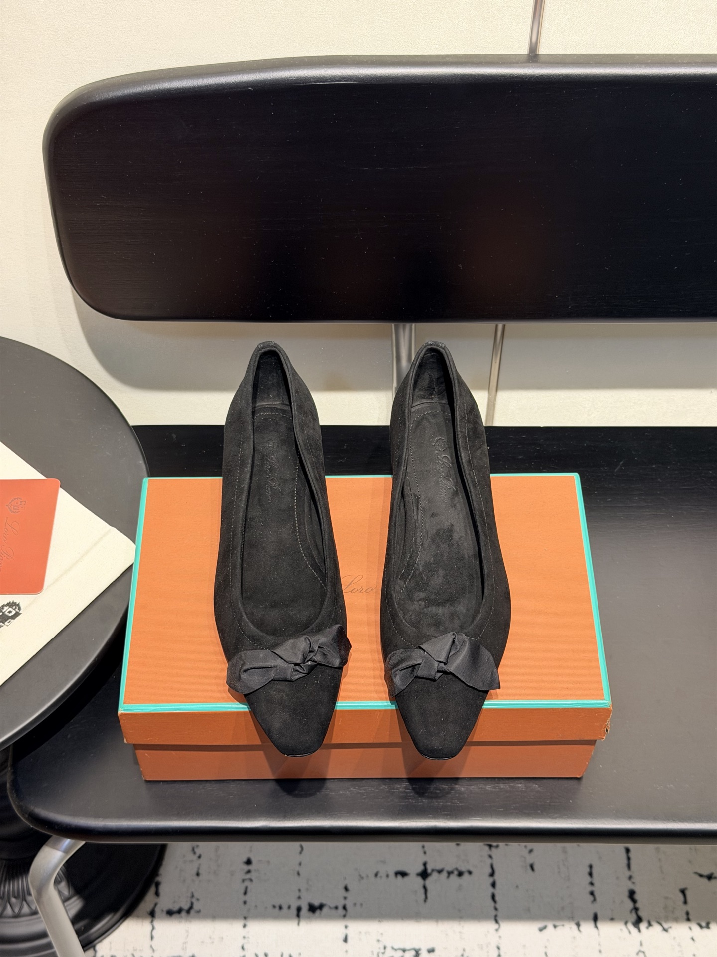 NO:926846,Loro Piana/ Lss new spring and summer style, classic and beautiful retro flat shoes, minimalist style, retro and classy!  Simple and elegant, it is a very attractive style!  The king of high-end versatile, suitable for spring, summer, autumn and winter all year round. The upper is made of imported suede. The inner foot pad is made of custom suede. Italian imported genuine leather outsole Size#35-39 (40 41 custom-made is not returnable), single shoes, loro piana, chamois leather, Leather soles19860909Loro Piana/ Lss 春夏新款 经典绝美 复古平底单鞋 极简主义风格,复古又级！ 简约又大气,属于非常耐看的款式！高级百搭之王一年四季春夏秋冬皆适宜 鞋面采用进口麂皮 内里垫脚定制麂皮 意大利进口真皮大底 Size#35-39（40 41定做不退换）,单鞋,loro piana,chamois leather,Leather soles,Women's Shoes