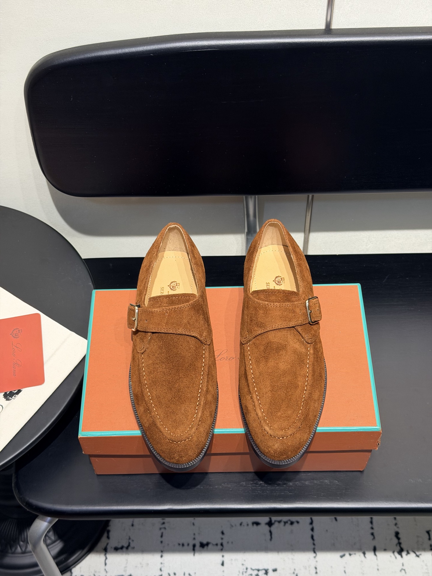 NO:926836,Men's 10 Loropiana classic loafers. LP has always been a design style that focuses on ease of wear and comfort. In recent years, the old-money style has been super worn. These loafers are no exception. The simple design concept and the brand's classic colors make it look extremely simple!  Really a pair of items that can be worn regardless of age, occupation or outfit. Fabric: calfskin, fetal cowhide, inner padding, cowhide. Size female 35-39. Customized size 40 and above. Male 39-44. Customized size 45 and above. Original Italian leather sole, loafers, loro piana, loro piana, loafers, cowhide19860909男款10  Loropiana经典乐福皮鞋 LP一直是以好穿舒适为主的设计风格 这几年老钱风穿搭超级 这款乐福鞋也不例外 简约的设计理念搭配品牌经典的颜色做点缀显得格外极简！真的做到一双不分年龄不分职业不分穿搭都可以驾驭的单品 面料 小牛皮  胎牛绒 内里 垫 牛皮 码数女35–39 40以上定做 码数男39-44 45以上定做 原版意大利真皮底,乐福鞋,loro piana,loro piana,loafers,cowhide,Women's Shoes