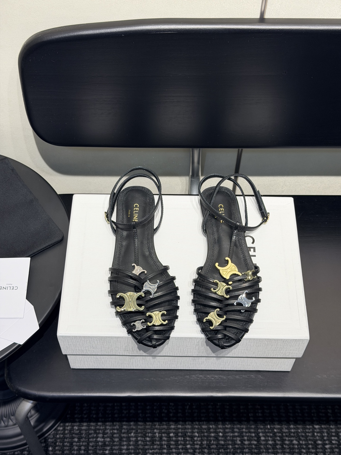 NO:926700,Celine spring and summer Arc de Triomphe fashion shoes, soft open-foot design, ankle straps. The upper feet are really super slim and beautiful. The exquisite Arc de Triomphe logo specific to the C family is so beautiful. The original calfskin upper, the lining/foot pads are made of top-grade mixed sheepskin, Italian genuine cowhide outsole, high flat heel, Size35-41 (customized for 40, 41, 42), sandals, celine, chanel, sandals, cowhide, sheepskin19860909Celine春夏凯旋门时装鞋 柔美的露脚设计,脚踝绑带. 上脚真的超级显瘦超级美 C家特定的精致凯旋门logo 好看到爆 鞋面原版小牛皮 内里/垫脚采用顶级混种羊皮 意大利真牛皮大底 跟高平底 Size35-41（40、41、42定制）,凉鞋,celine,chanel,sandals,cowhide,sheepskin,Women's Shoes