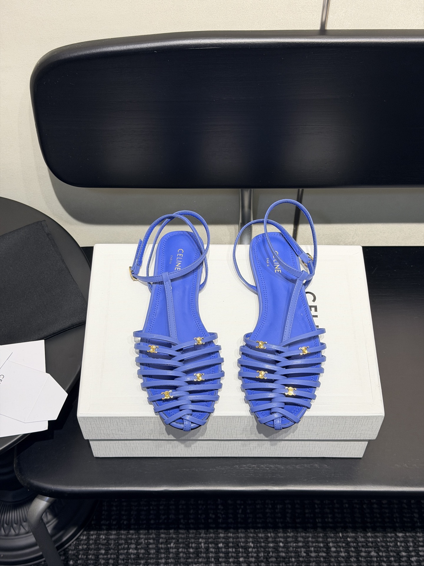 NO:926780,Celine spring and summer Arc de Triomphe fashion shoes, soft open-foot design, ankle straps. The upper feet are really super slim and beautiful. The exquisite Arc de Triomphe logo specific to the C family is so beautiful. The original calfskin upper, the lining/foot pads are made of top-grade mixed sheepskin, Italian genuine cowhide outsole, high flat heel, Size35-41 (customized for 40, 41, 42), sandals, celine, chanel, sandals, cowhide, sheepskin19860909Celine春夏凯旋门时装鞋 柔美的露脚设计,脚踝绑带. 上脚真的超级显瘦超级美 C家特定的精致凯旋门logo 好看到爆 鞋面原版小牛皮 内里/垫脚采用顶级混种羊皮 意大利真牛皮大底 跟高平底 Size35-41（40、41、42定制）,凉鞋,celine,chanel,sandals,cowhide,sheepskin,Women's Shoes