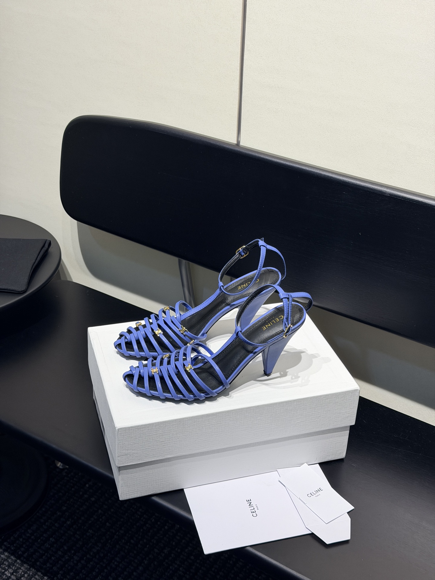 NO:926688,Celine spring and summer Arc de Triomphe fashion shoes, soft open-foot design, ankle straps. The upper foot is really super slim and beautiful. The exquisite Arc de Triomphe logo specific to the C family is very eye-catching. The upper is original calfskin. The lining is made of top-grade mixed sheepskin. Italian genuine cowhide outsole. The heel is high and flat, 6.5cm, 8.5cm.  Size35-41 (40, 41, 42 customized), sandals, celine, chanel, sandals, cowhide, sheepskin19860909Celine春夏凯旋门时装鞋 柔美的露脚设计,脚踝绑带. 上脚真的超级显瘦超级美 C家特定的精致凯旋门logo 好看到爆 鞋面原版小牛皮 内里垫脚采用顶级混种羊皮 意大利真牛皮大底 跟高平底,6.5cm,8.5cm Size35-41（40、41、42定制）,凉鞋,celine,chanel,sandals,cowhide,sheepskin,Women's Shoes