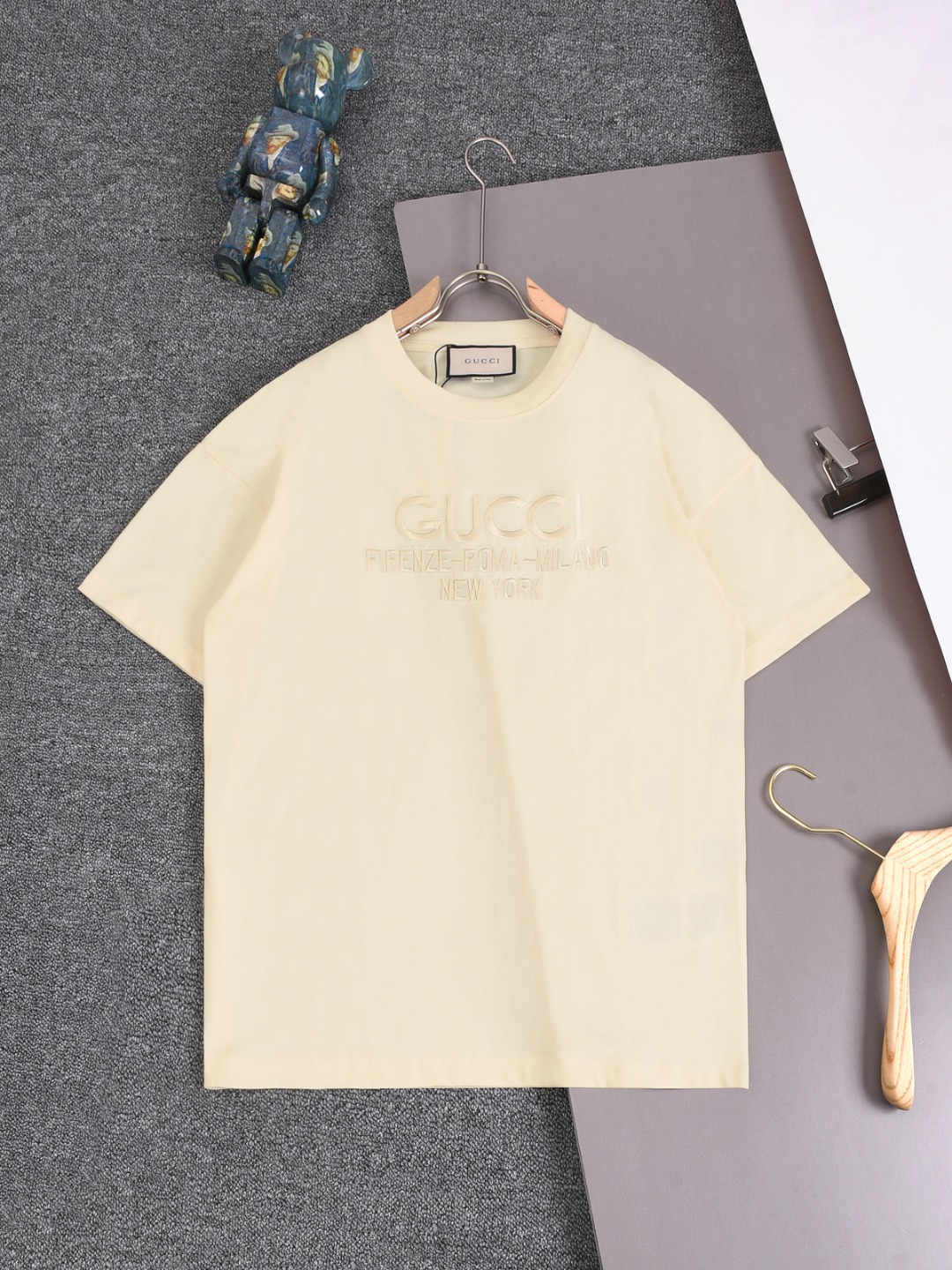 gucci 25SS古驰 春夏最新款字母同色刺绣 双G字母 印花圆领时尚短袖T恤，官网同步，专柜纯棉面料！贴肤舒适，耐看又好穿，经典简约logo设计，原厂工艺一丝不苟，型男型女必备单品 吊牌 领标。水洗麦 三标齐全 颜色：杏色 黑色。 码…