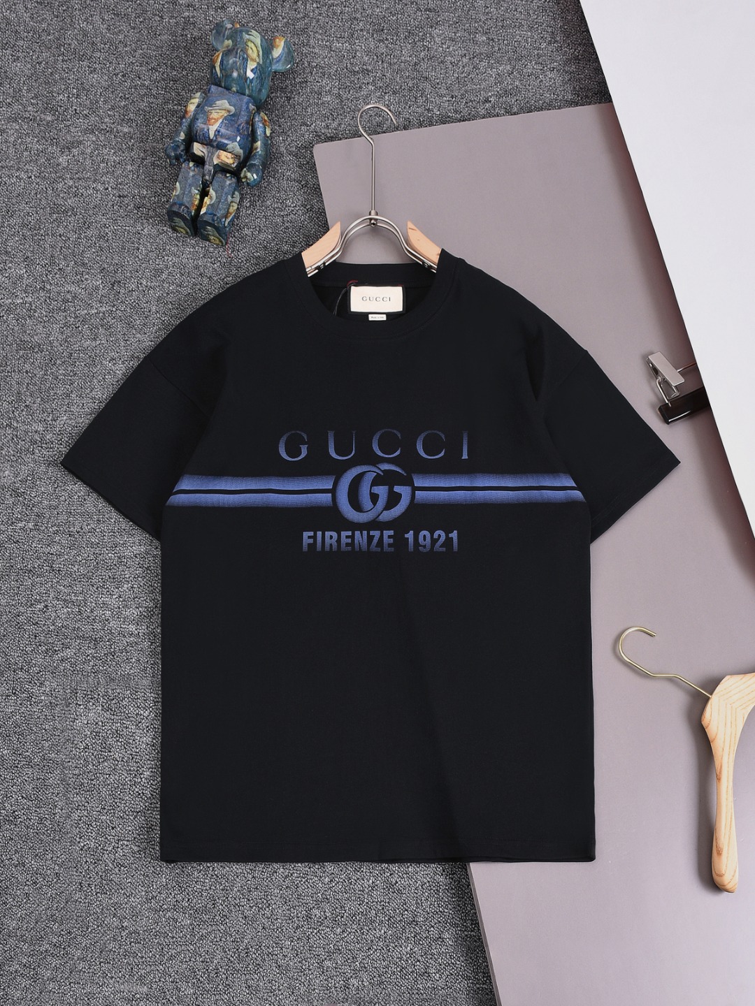 gucci 25SS古驰 最新款字母同色刺绣 腰带水转印 双G字母 印花圆领时尚短袖T恤，官网同步，专柜纯棉面料！贴肤舒适，耐看又好穿，经典简约logo设计，原厂工艺一丝不苟，型男型女必备单品 吊牌 领标。水洗麦 三标齐全 颜色：杏色 黑…