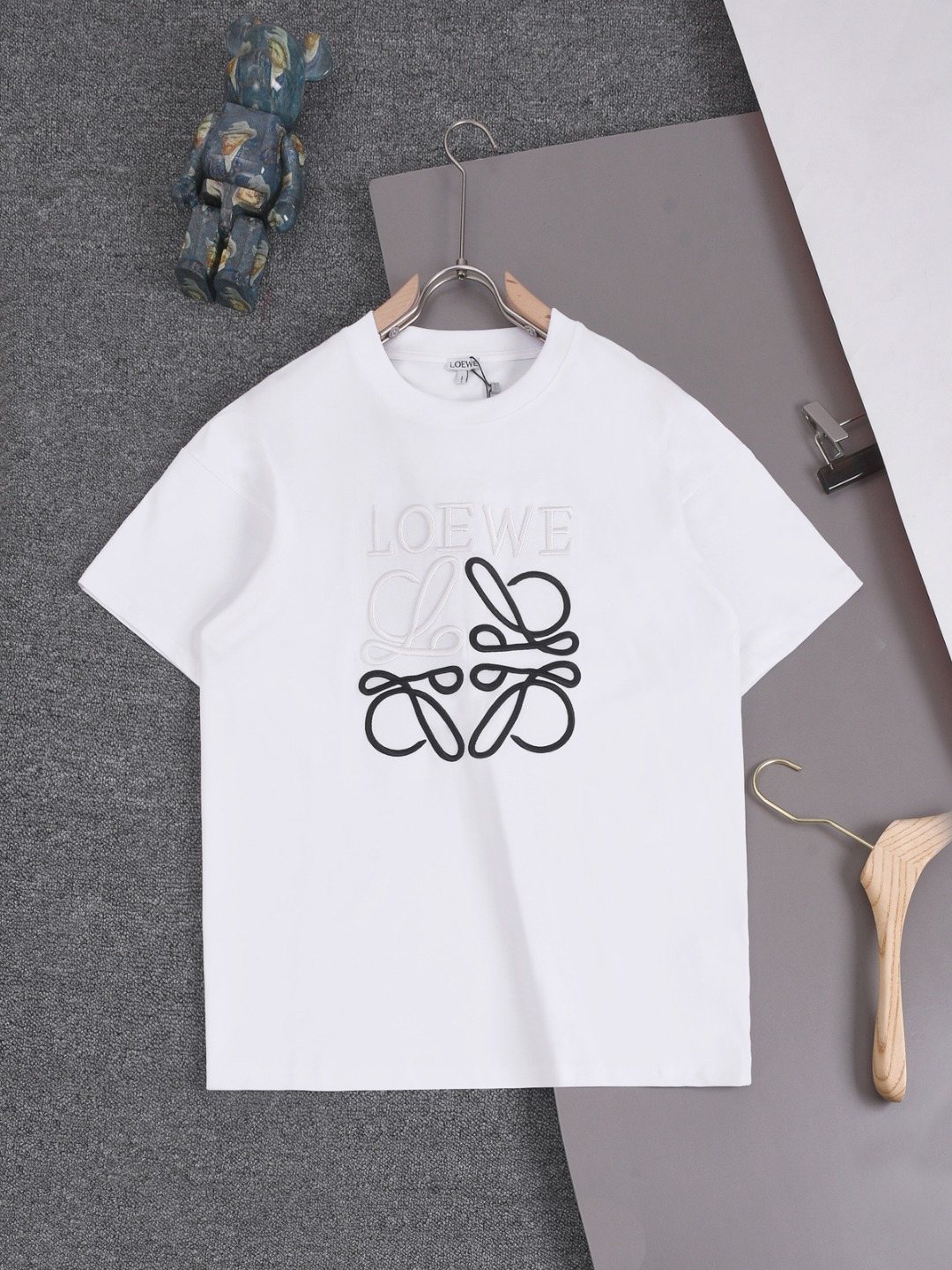 🅿️85 LOEWE 25SS Loewe, último modelo, logo de letras de colores bordado, camiseta de cuello redondo con estampado, mod…