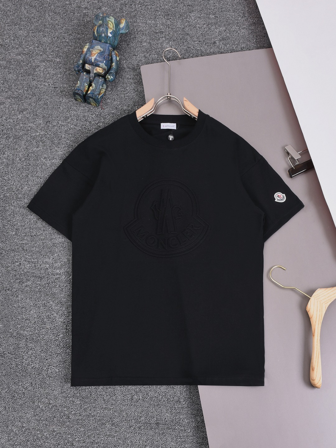 Moncelr 25SS 蒙口 Clásico: camiseta de cuello redondo con logo en relieve 3D, bordado en la manga, algodón puro de mostra…