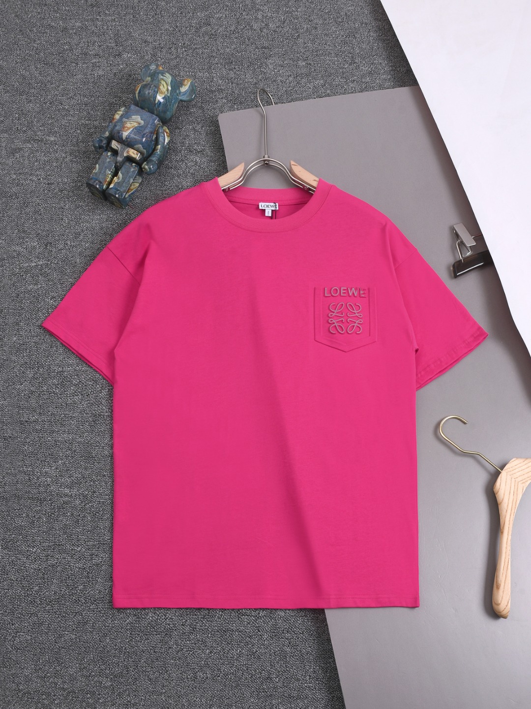 🅿️85 LOEWE 25SS Loewe, último modelo, bolsillo falso con letras tridimensionales en relieve, camiseta de cuello redond…