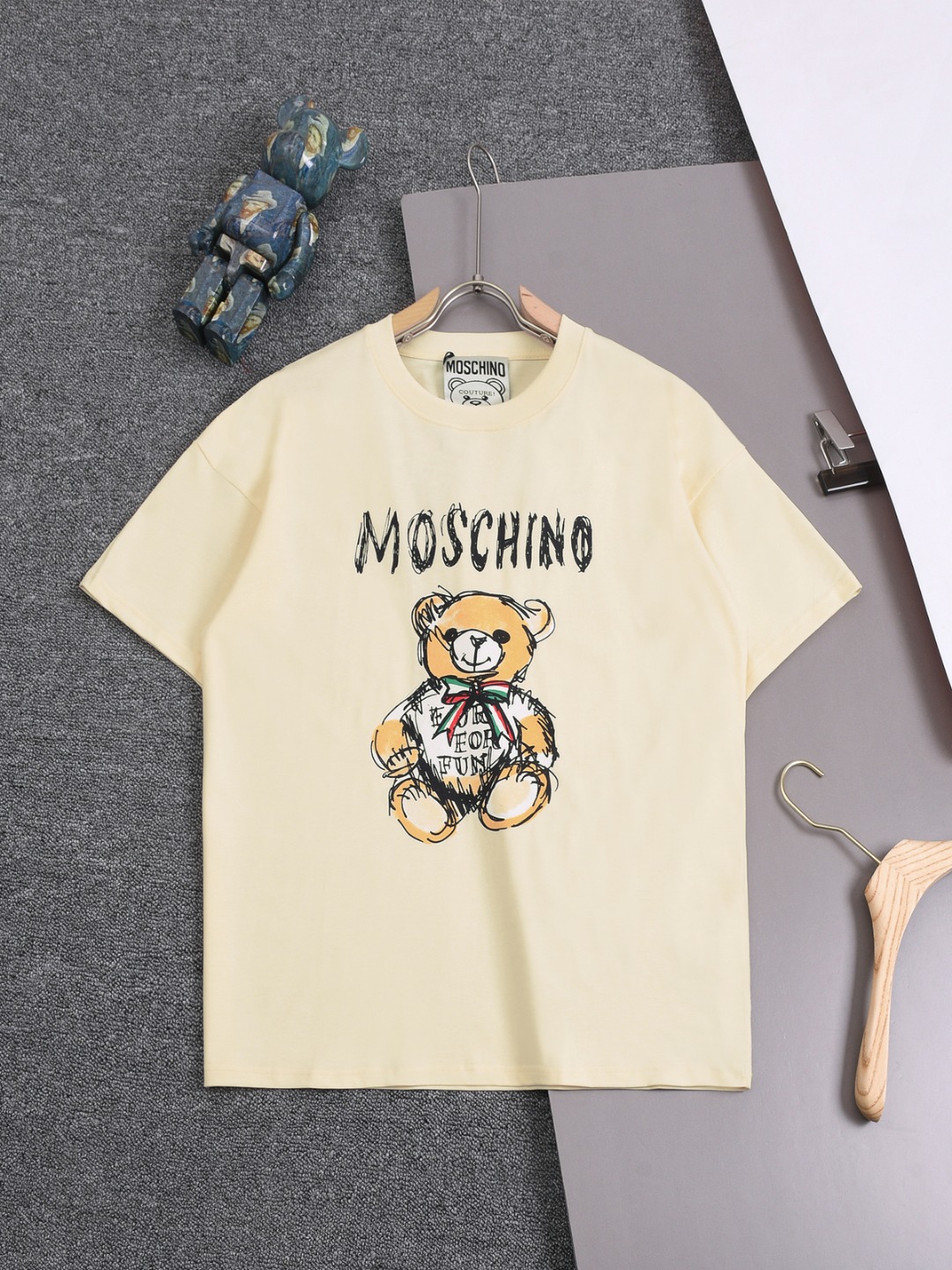 25SS Moschino Men’s Classic Logo Design T-shirt in Yellow, Black, and Red - 图片 1