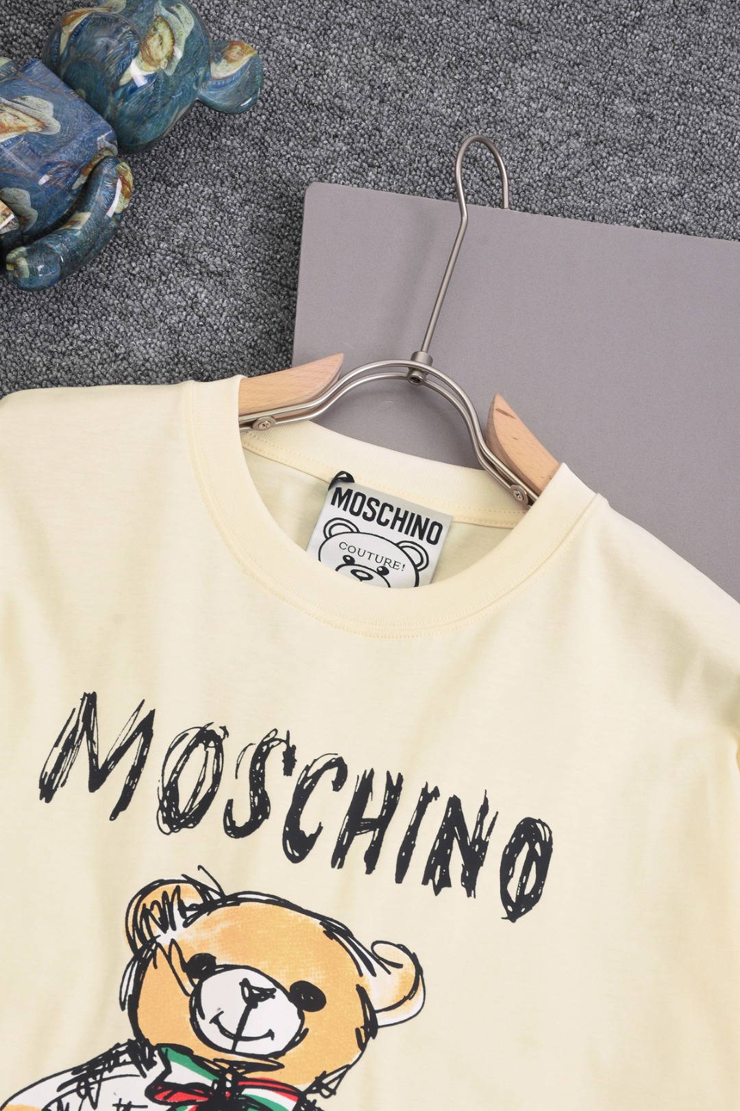 25SS Moschino Men’s Classic Logo Design T-shirt in Yellow, Black, and Red - 图片 2