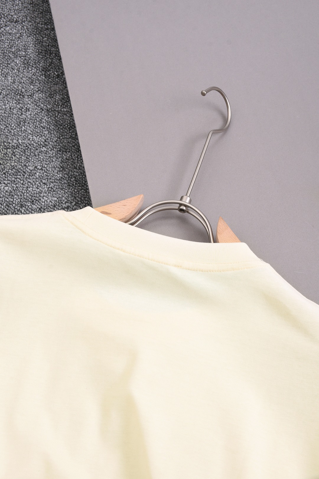 25SS Moschino Men’s Classic Logo Design T-shirt in Yellow, Black, and Red - 图片 3