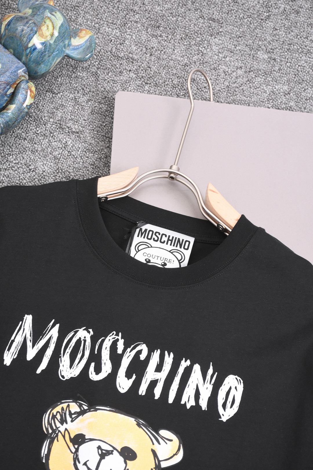 CJ Moschino 25SS Men’s Classic Logo T-Shirt in Yellow, Black, and Red - 图片 2