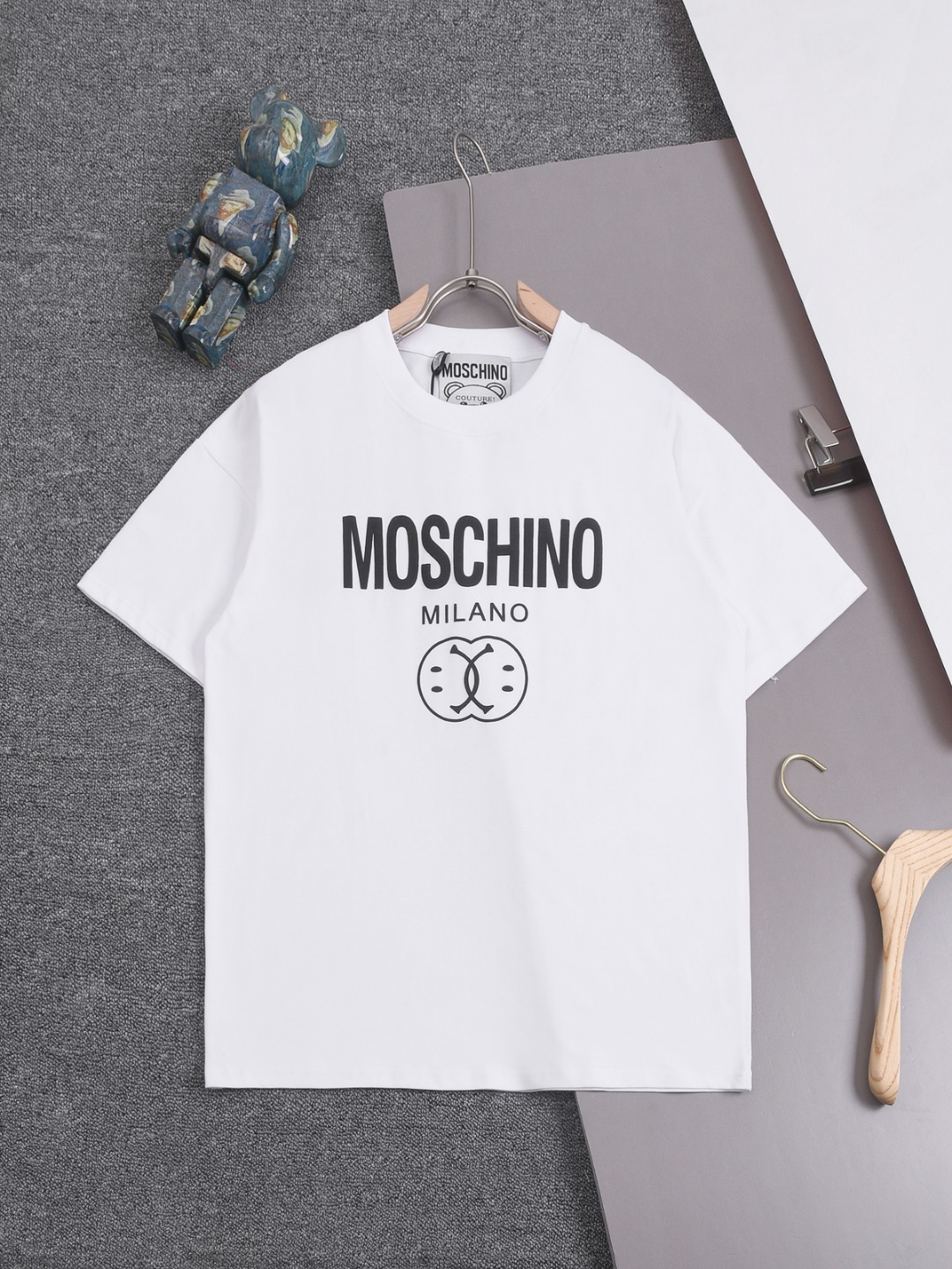 CJ Moschino 25SS Men’s Classic Logo T-shirt Collection Summary: Latest collection featuring classic logo design on exclusive cotton fabric. Available in green, black, and white. Sizes XS-L