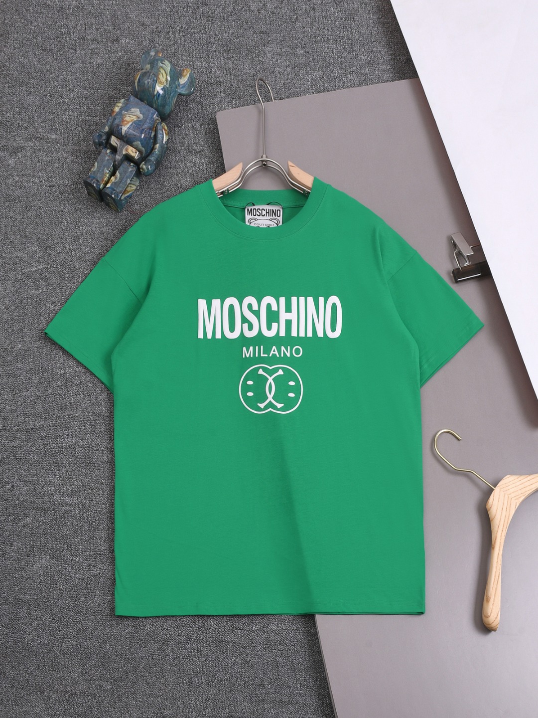 CJ Moschino 25SS T-Shirts: Classic Logo Design, Exclusive Cotton Fabric, Various Colors & Sizes - 图片 1