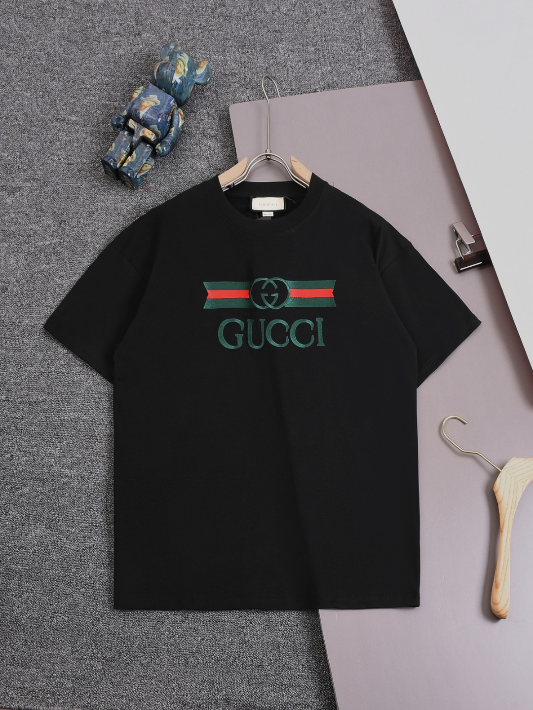 gucci 25SS Gucci último modelo, camiseta de manga corta con cuello redondo, bordado de cinturón rojo y verde, letras do…