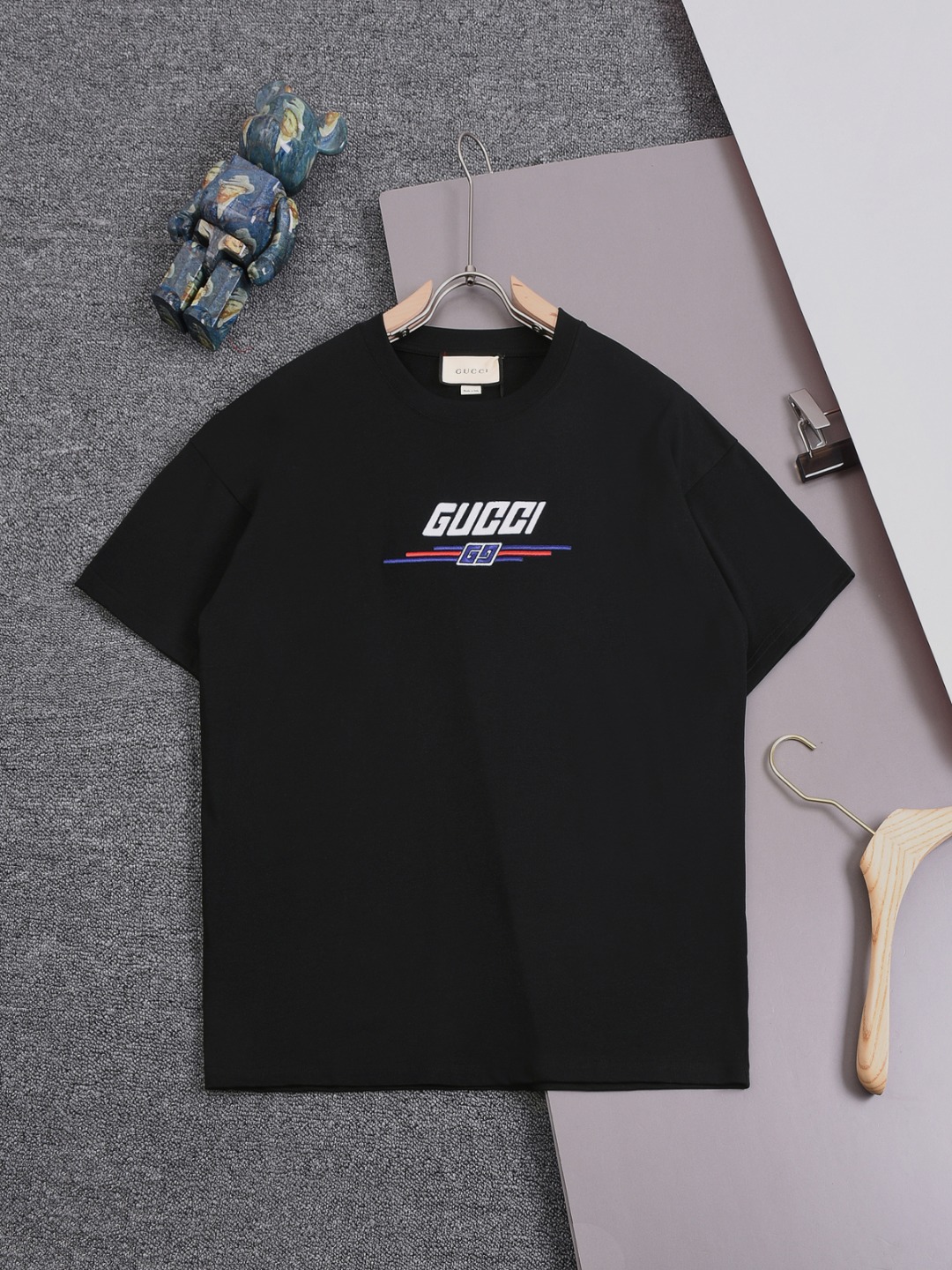 gucci 25SS Gucci último modelo, camiseta de manga corta con cuello redondo, bordado de letras con tres rayas, letras do…