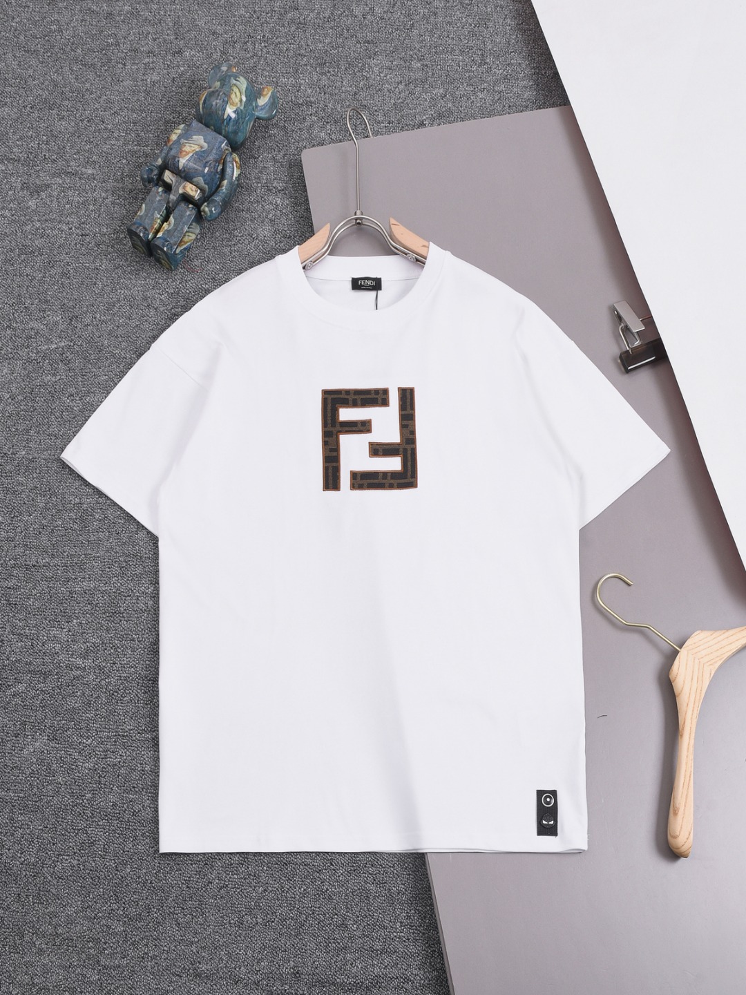 FENDI 25SS Fendi última colección pequeño monstruo doble F parche bordado cuello redondo camiseta de moda de manga cort…