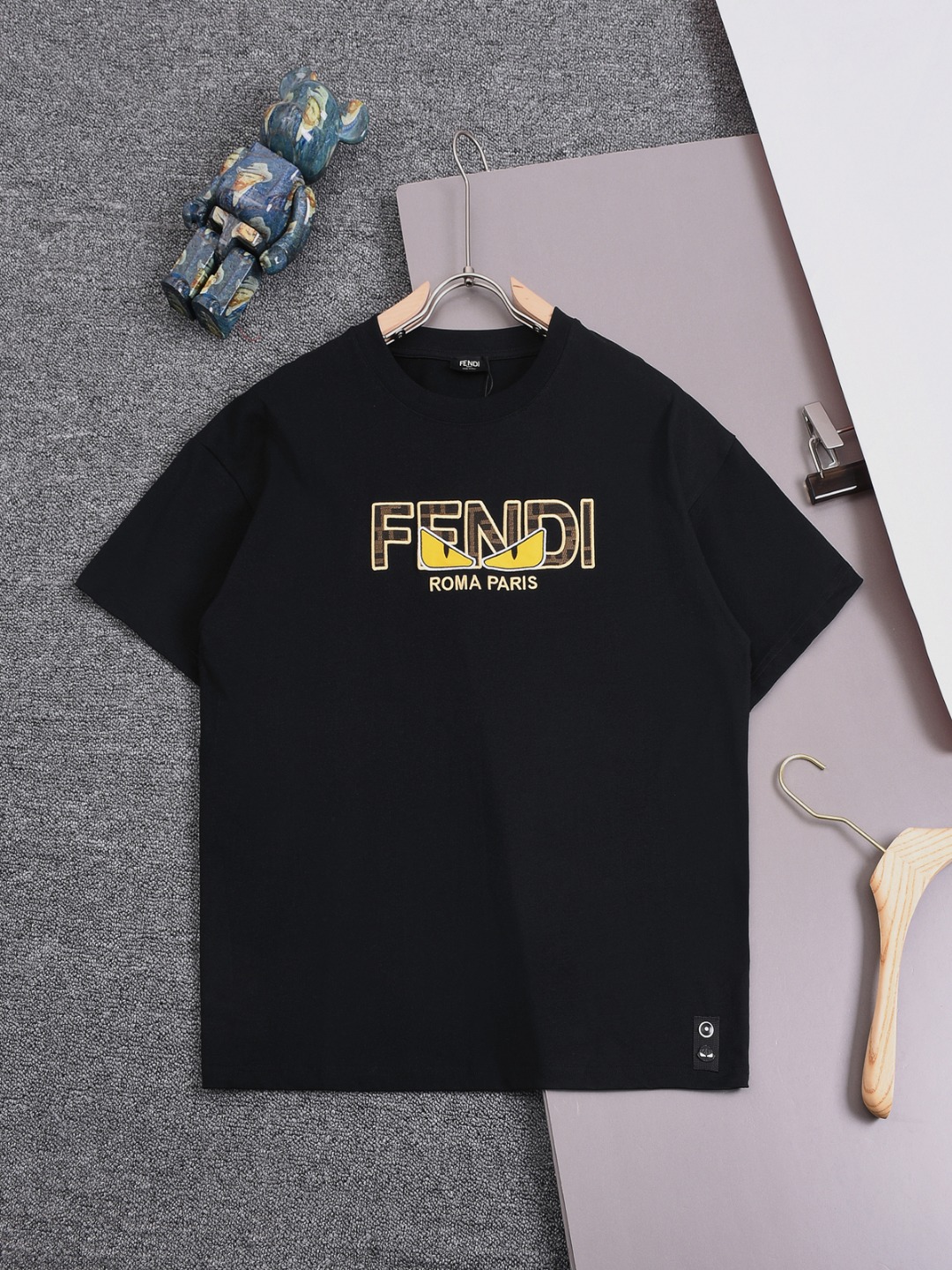 FENDI 25SS 芬迪 último modelo, pequeño monstruo, doble F, bordado de ojos de demonio con estampado clásico, camiseta de c…