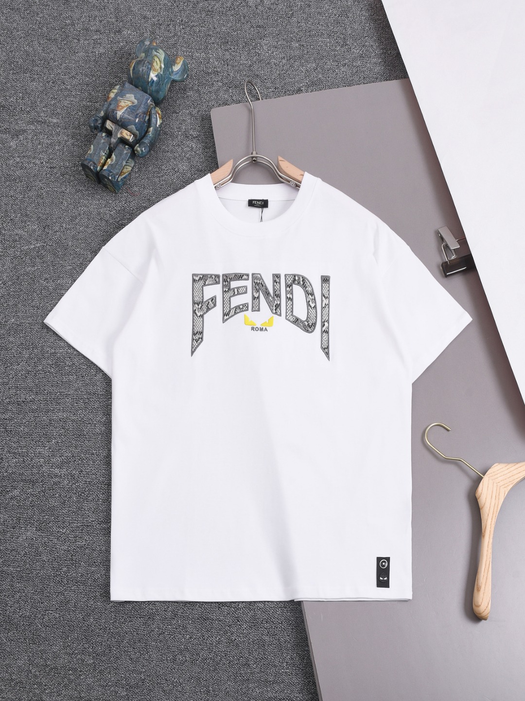 FENDI 25SS 芬迪 último modelo, pequeño monstruo, doble F, logo bordado de serpiente, camiseta de cuello redondo de manga …