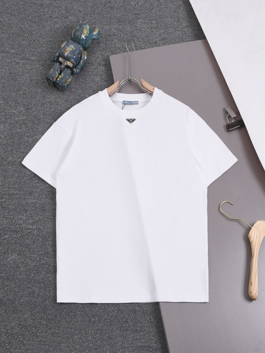 PRADA 25SS Prada clásica letra triangular bordada en el pecho, cuello redondo, camiseta de manga corta a la moda, sitio…
