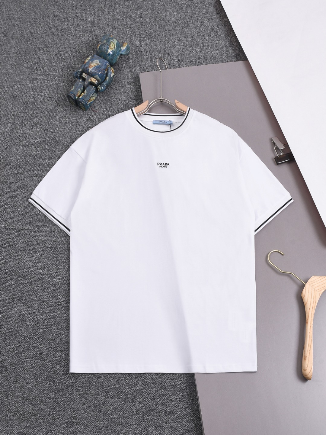 PRADA 25SS Logotipo pequeño clásico de Prada bordado con letras debajo del cuello, bordado de letras triangulares, cami…