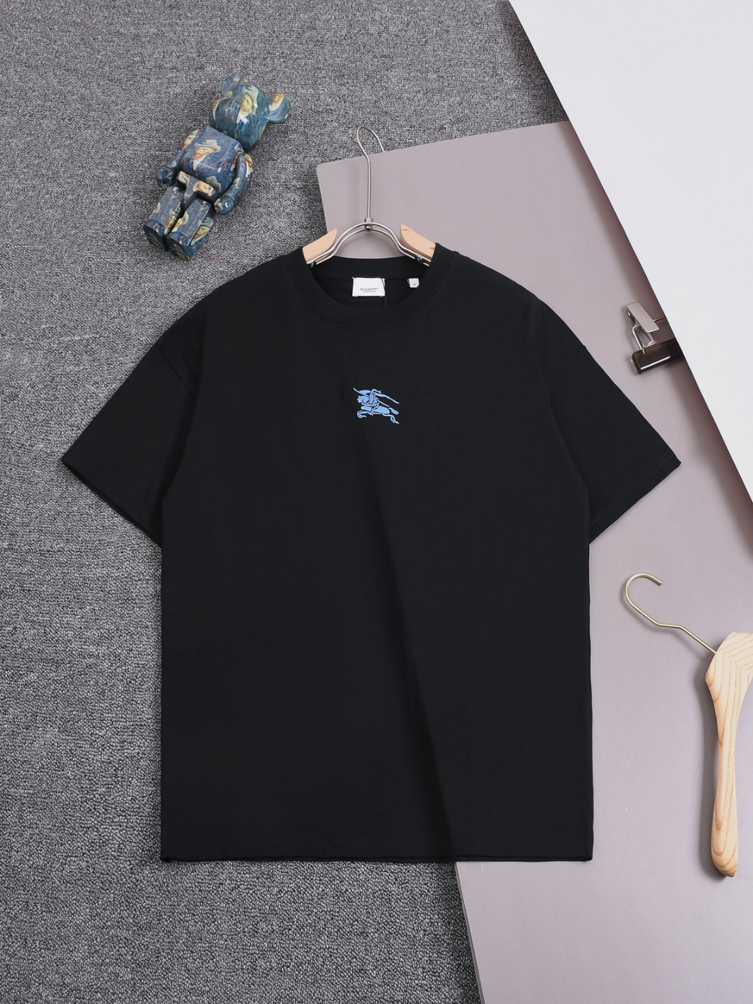 BURBERRY 25SS Burberry clásico, bordado de caballo de guerra, camiseta de cuello redondo de manga corta con estampado, …