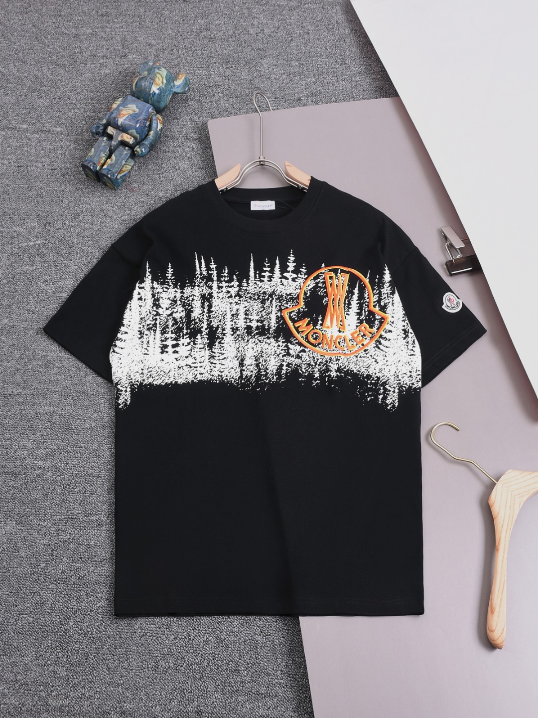 Moncelr 25SS 蒙口 Último modelo: camiseta de cuello redondo con logo de grafiti de bosque en el pecho, bordado en la mang…