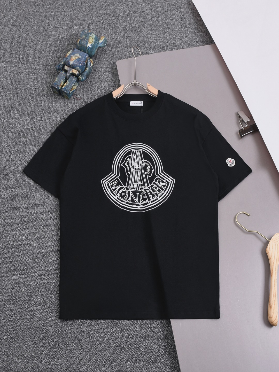MONCELR 25SS 蒙口 Último modelo: camiseta de cuello redondo con logo grande clásico, bordado en la manga, algodón puro de…