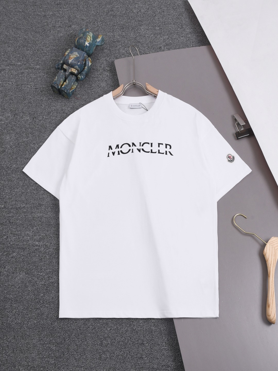 MONCELR 25SS 蒙口 Último modelo: camiseta de cuello redondo con logo de letras estampado en secciones, bordado en la mang…