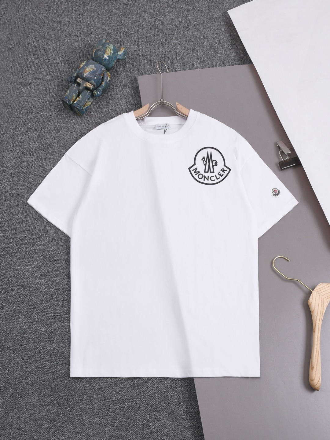 MONCELR 25SS 蒙口 Último modelo: camiseta de cuello redondo con estampado clásico en el pecho, bordado en la manga, algod…