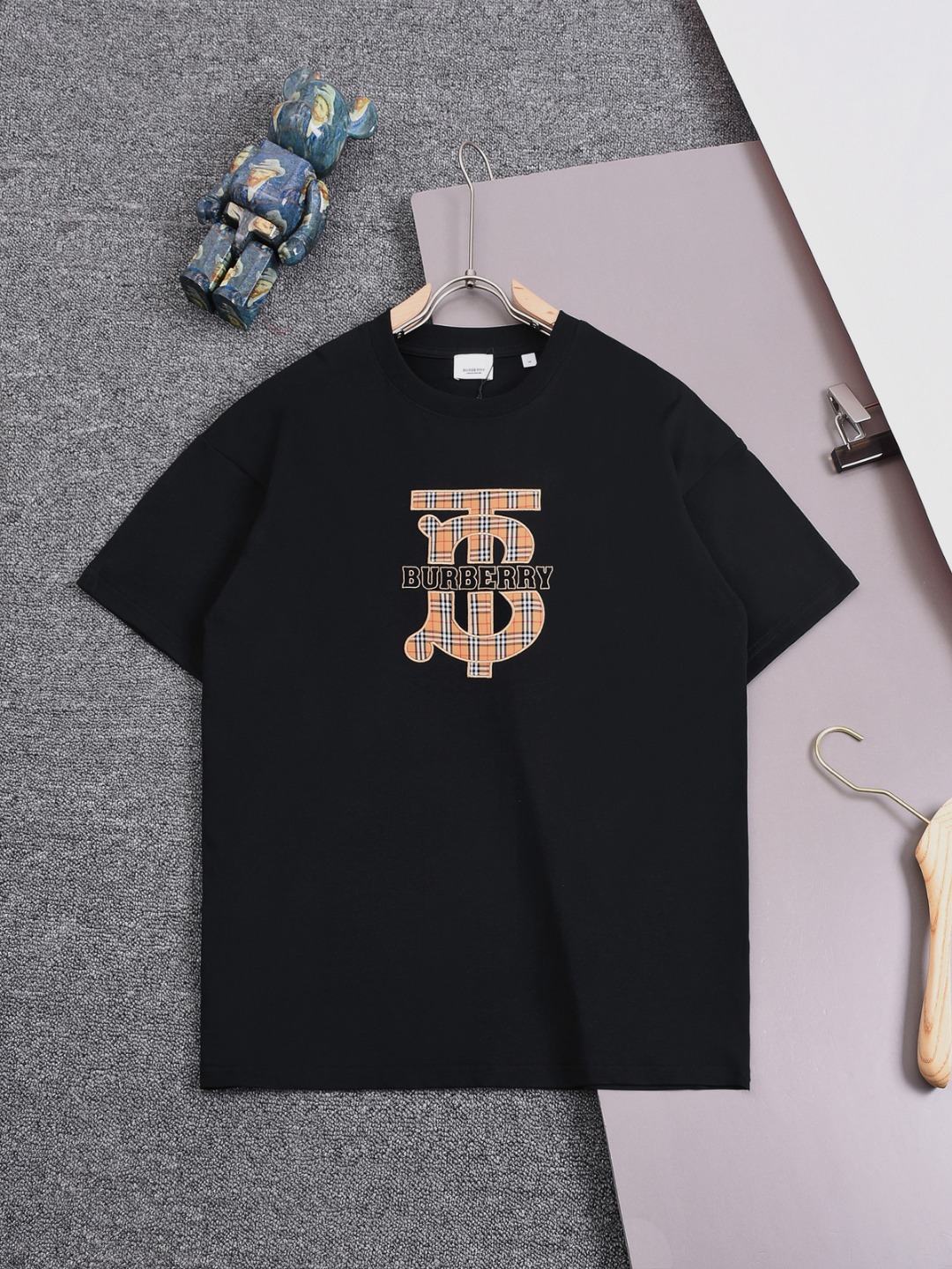 BURBERRY 25SS Burberry último modelo, parche de cuadros con bordado de letras TB, camiseta de cuello redondo de manga c…