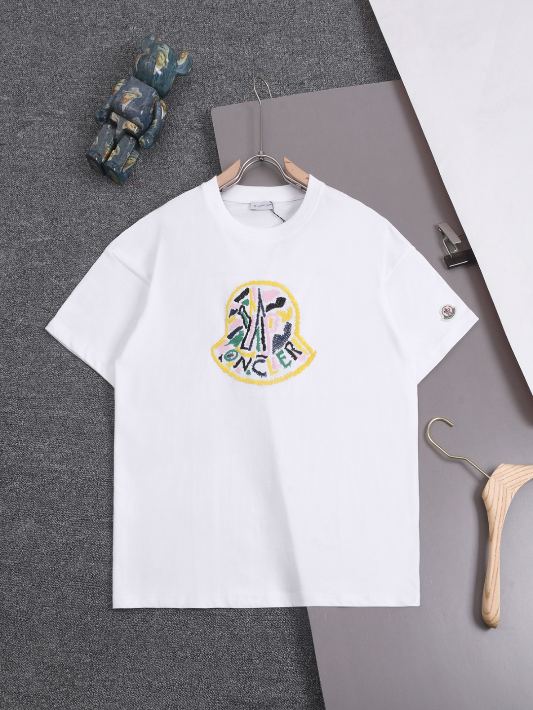 MONCELR 25SS 蒙口 Último modelo: camiseta de cuello redondo con logo bordado en contraste de colores, bordado en la manga…