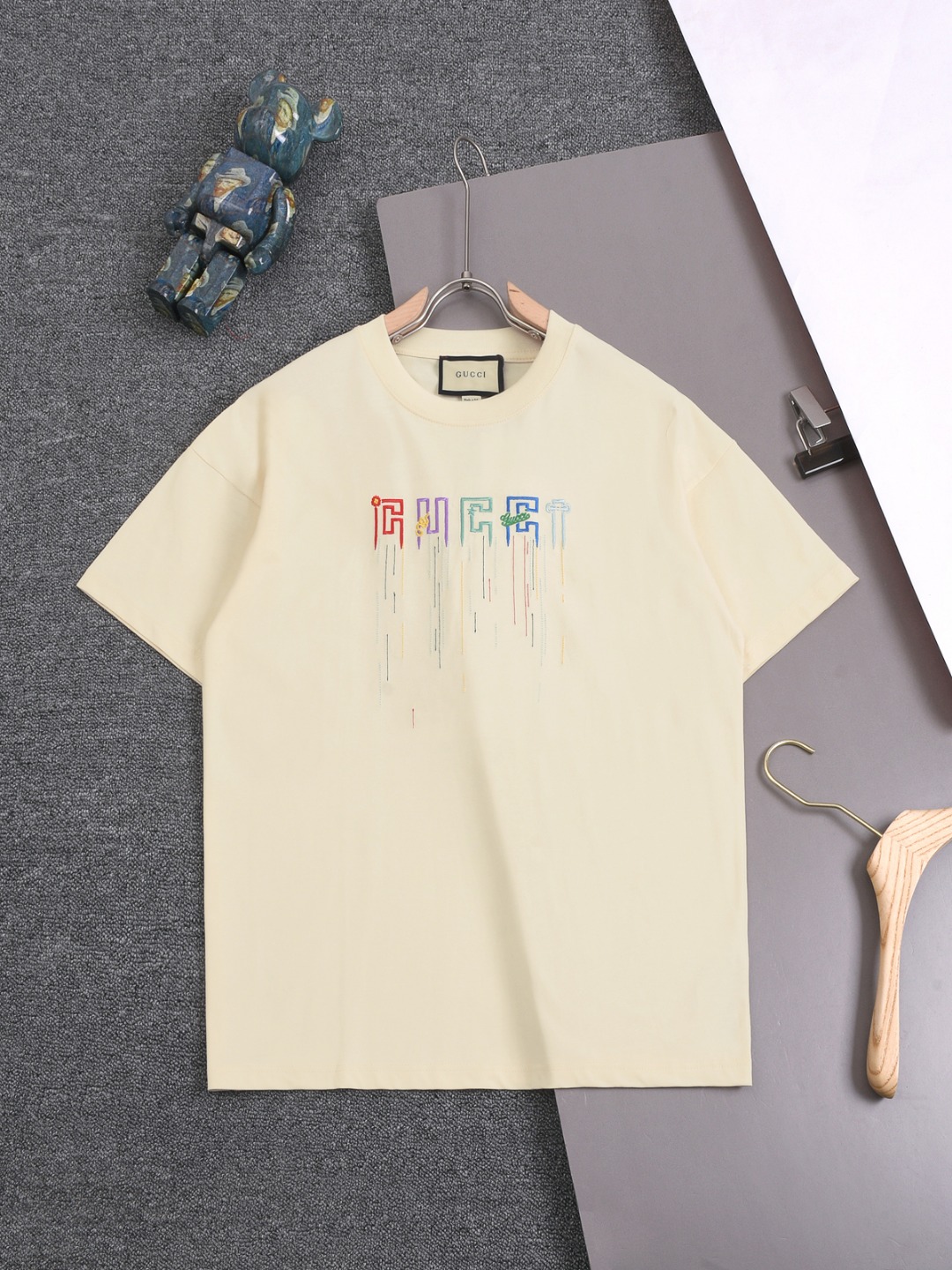 GUCCI 25SS Gucci último modelo, camiseta de manga corta con cuello redondo, letras de colores con bordado de flecos, le…