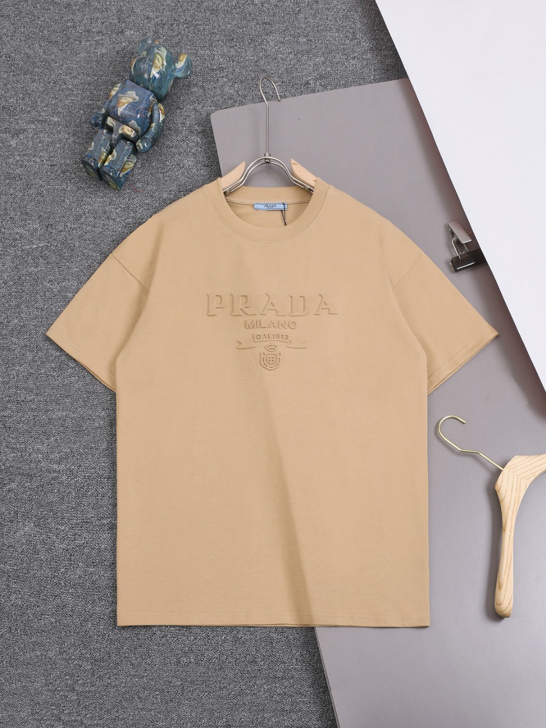 PRADA 25SS Prada Classic Letras triangulares en relieve Letras triangulares Bordado Estampado Cuello redondo Camiseta d…